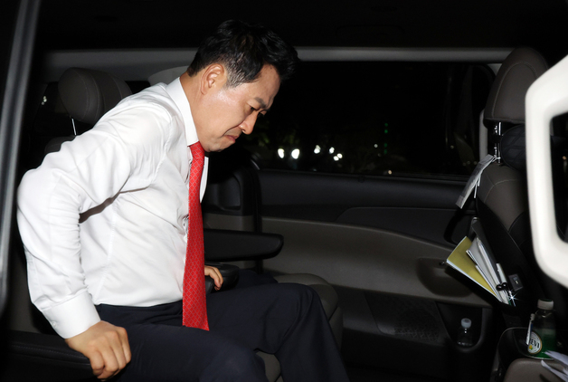 장동혁 대표, 서울시 선관위 향하기 위해 차량 탑승