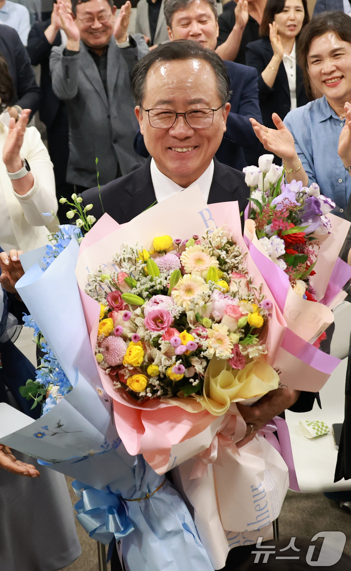 (부산=뉴스1) 윤일지 기자 = 김석준 부산시교육감 후보가 3일 부산 부산진구 자신의 선거사무소에서 제9회 전국동시지방선거 당선이 확실시 되자 꽃다발을 들고 환호하고 있다. (공동 …