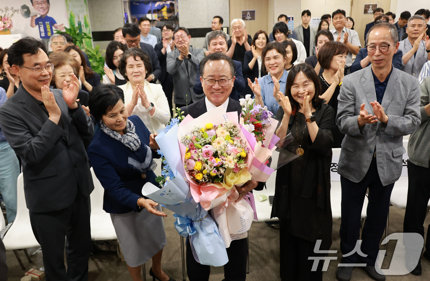 (부산=뉴스1) 윤일지 기자 = 김석준 부산시교육감 후보가 3일 부산 부산진구 자신의 선거사무소에서 제9회 전국동시지방선거 당선이 확실시 되자 꽃다발을 들고 환호하고 있다. (공동 …