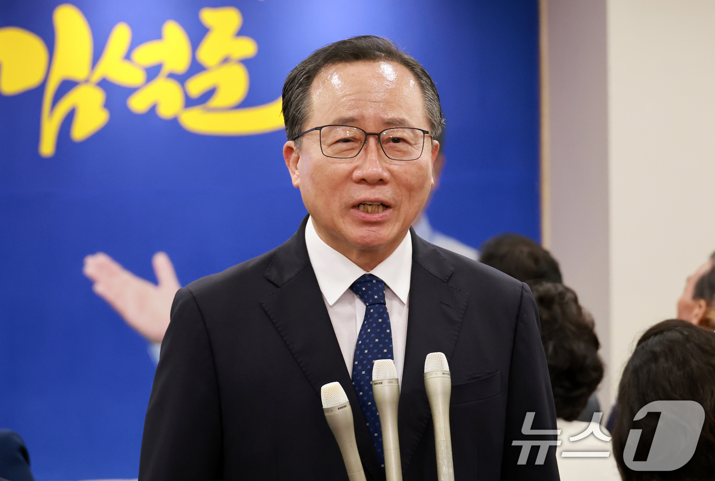 (부산=뉴스1) 윤일지 기자 = 김석준 부산시교육감 후보가 3일 부산 부산진구 자신의 선거사무소에서 제9회 전국동시지방선거 당선이 확실시 되자 소감을 말하고 있다. (공동취재) 2 …