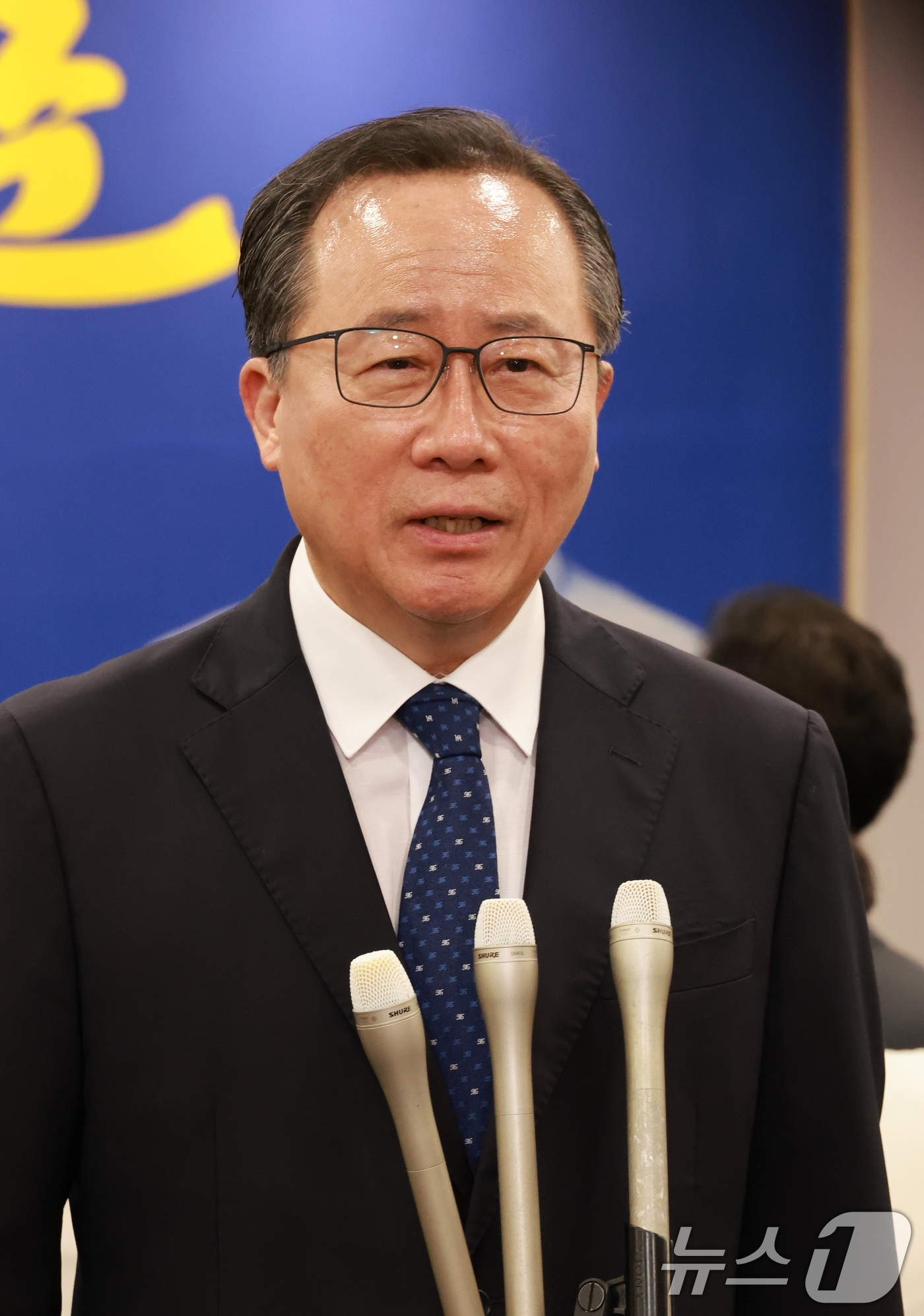 (부산=뉴스1) 윤일지 기자 = 김석준 부산시교육감 후보가 3일 부산 부산진구 자신의 선거사무소에서 제9회 전국동시지방선거 당선이 확실시 되자 소감을 말하고 있다. (공동취재) 2 …