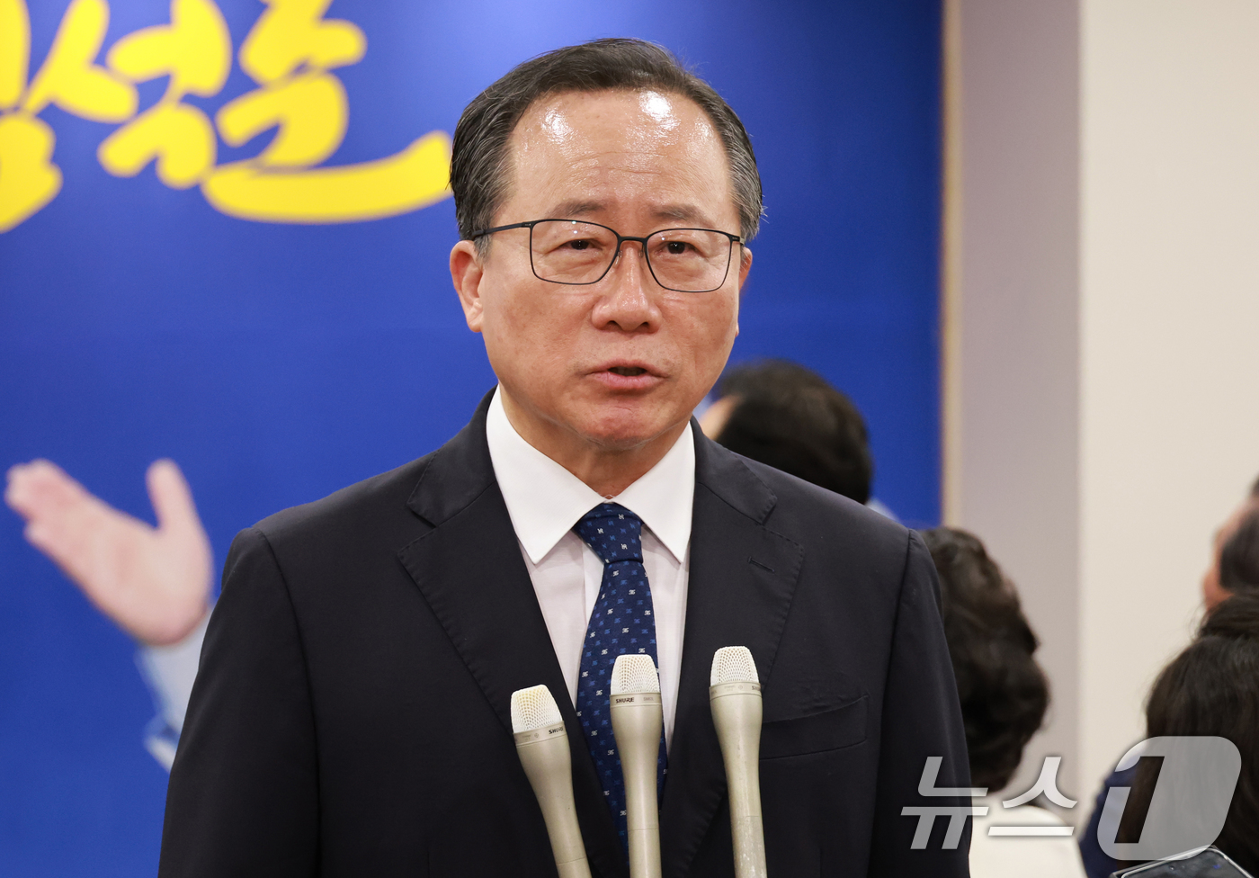 (부산=뉴스1) 윤일지 기자 = 김석준 부산시교육감 후보가 3일 부산 부산진구 자신의 선거사무소에서 제9회 전국동시지방선거 당선이 확실시 되자 소감을 말하고 있다. (공동취재) 2 …