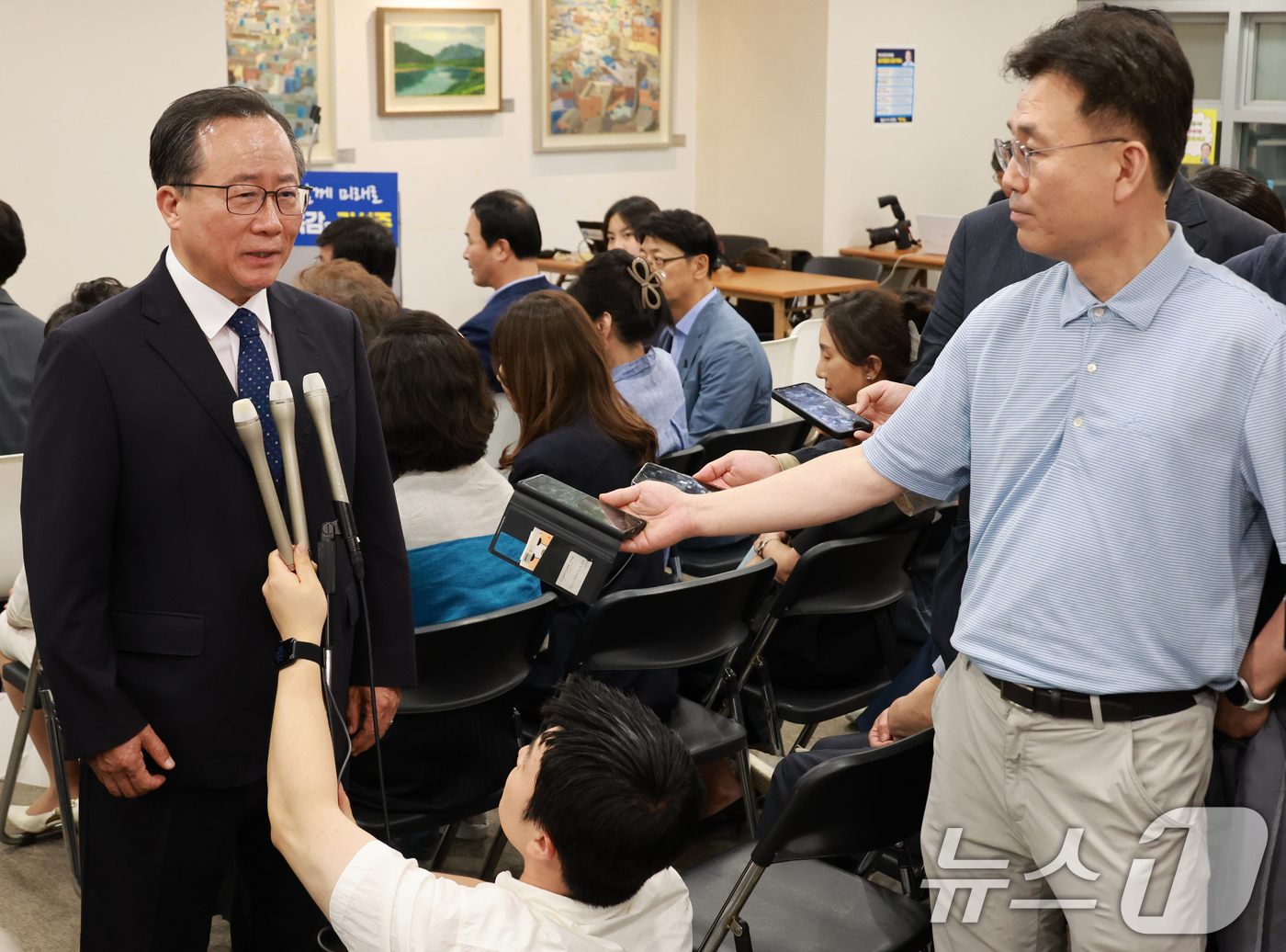(부산=뉴스1) 윤일지 기자 = 김석준 부산시교육감 후보가 3일 부산 부산진구 자신의 선거사무소에서 제9회 전국동시지방선거 당선이 확실시 되자 소감을 말하고 있다. (공동취재) 2 …