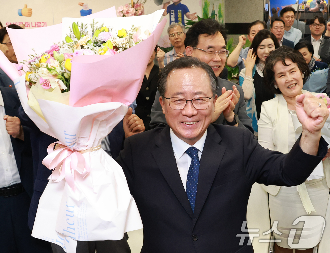 (부산=뉴스1) 윤일지 기자 = 김석준 부산시교육감 후보가 3일 부산 부산진구 자신의 선거사무소에서 제9회 전국동시지방선거 당선이 확실시 되자 꽃다발을 들고 환호하고 있다. (공동 …