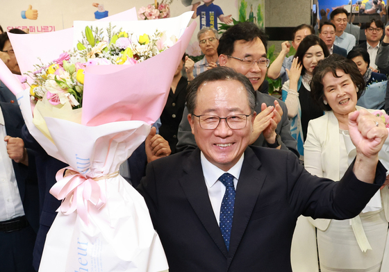 꽃다발 들고 환호하는 김석준 부산시교육감 후보