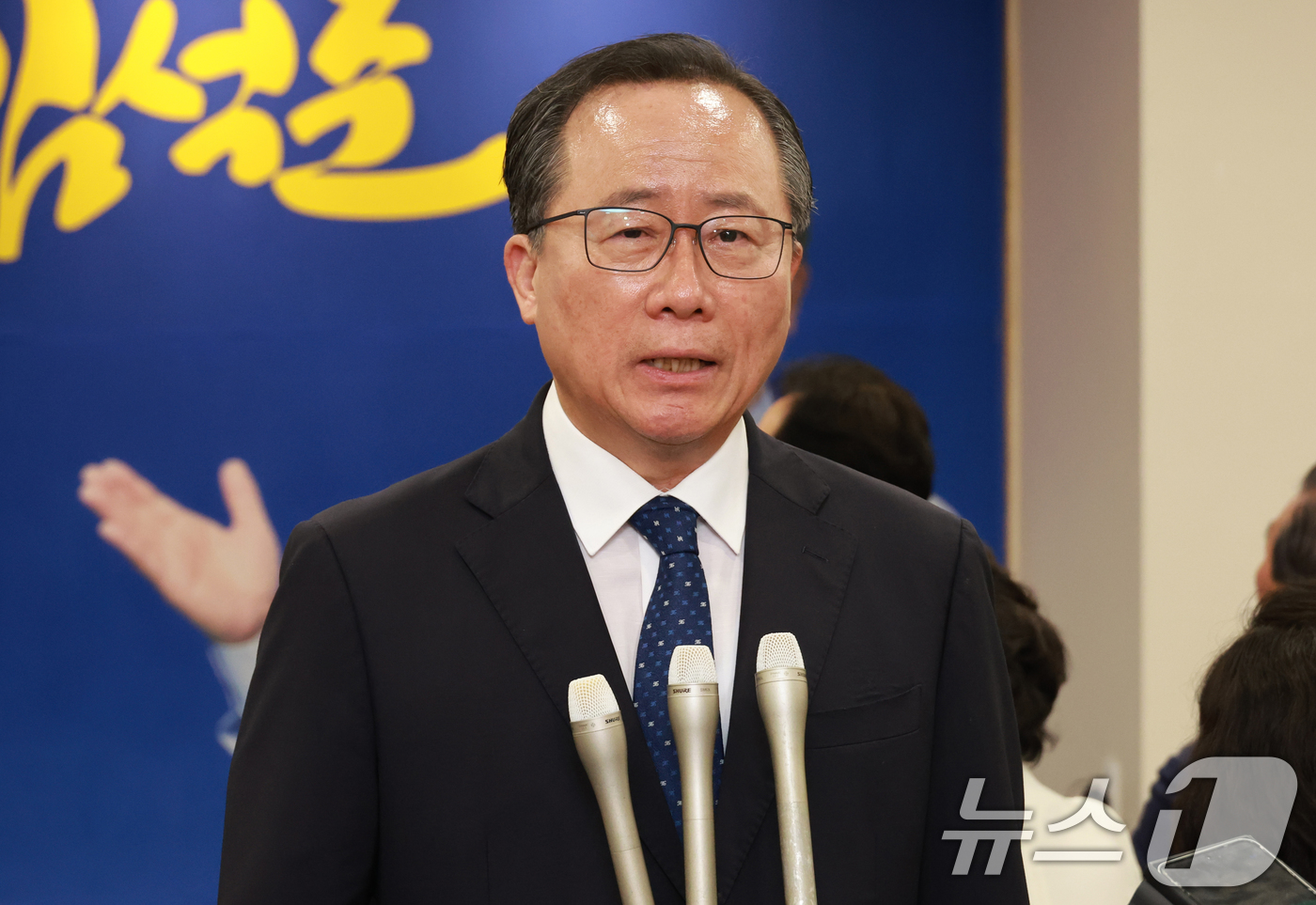 (부산=뉴스1) 윤일지 기자 = 김석준 부산시교육감 후보가 3일 부산 부산진구 자신의 선거사무소에서 제9회 전국동시지방선거 당선이 확실시 되자 소감을 말하고 있다. (공동취재) 2 …