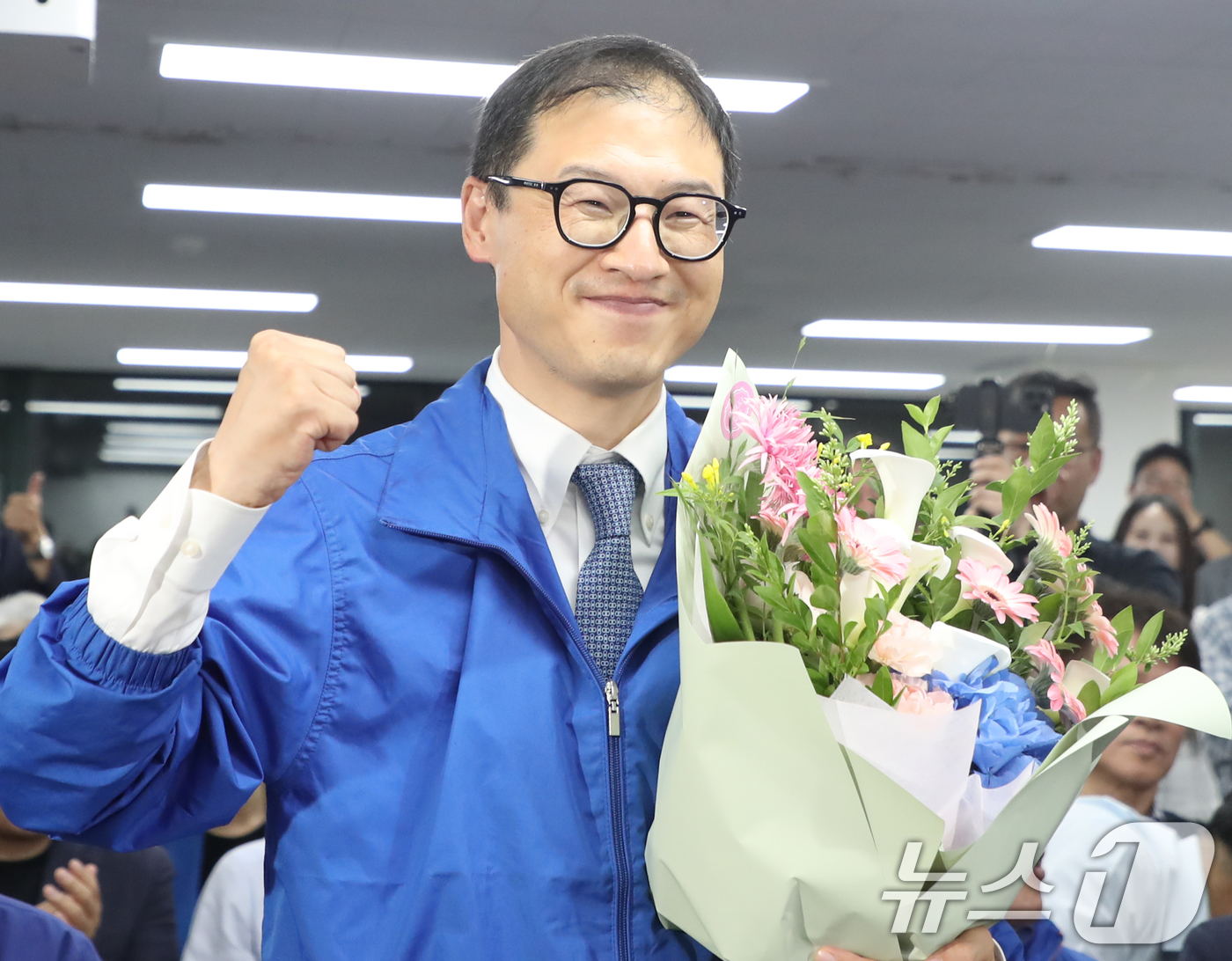 (울산=뉴스1) 조민주 기자 = 김상욱 더불어민주당 울산시장 후보가 3일 오후 울산 남구에 마련된 자신의 선거캠프에서 당선이 확실시 되자 꽃다발을 들고 환호하고 있다. 2026.6 …