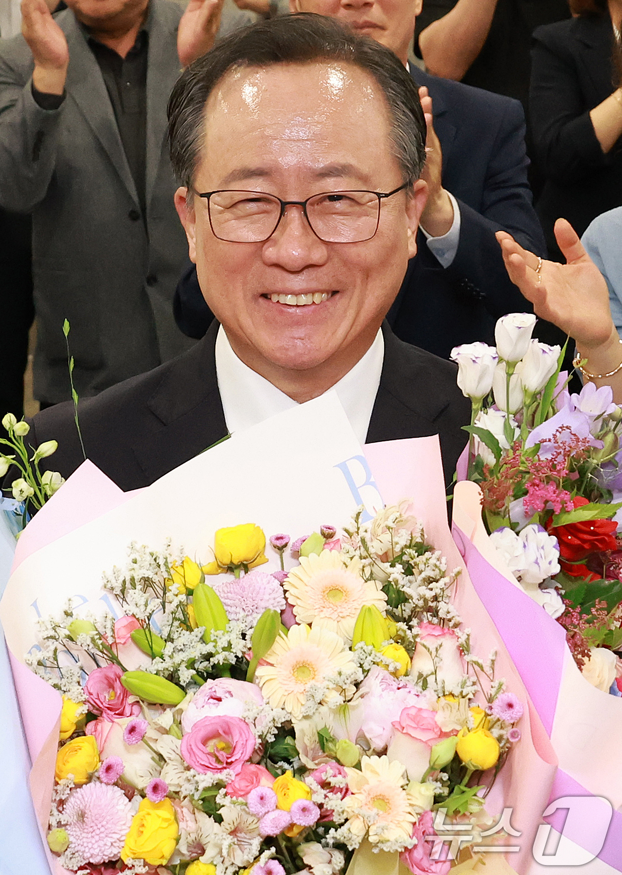 (부산=뉴스1) 윤일지 기자 = 김석준 부산시교육감 후보가 3일 부산 부산진구 자신의 선거사무소에서 제9회 전국동시지방선거 당선이 확실시 되자 꽃다발을 들고 기뻐하고 있다. (공동 …