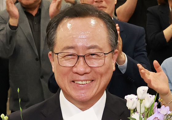 꽃다발 들고 기뻐하는 김석준 부산시교육감 후보