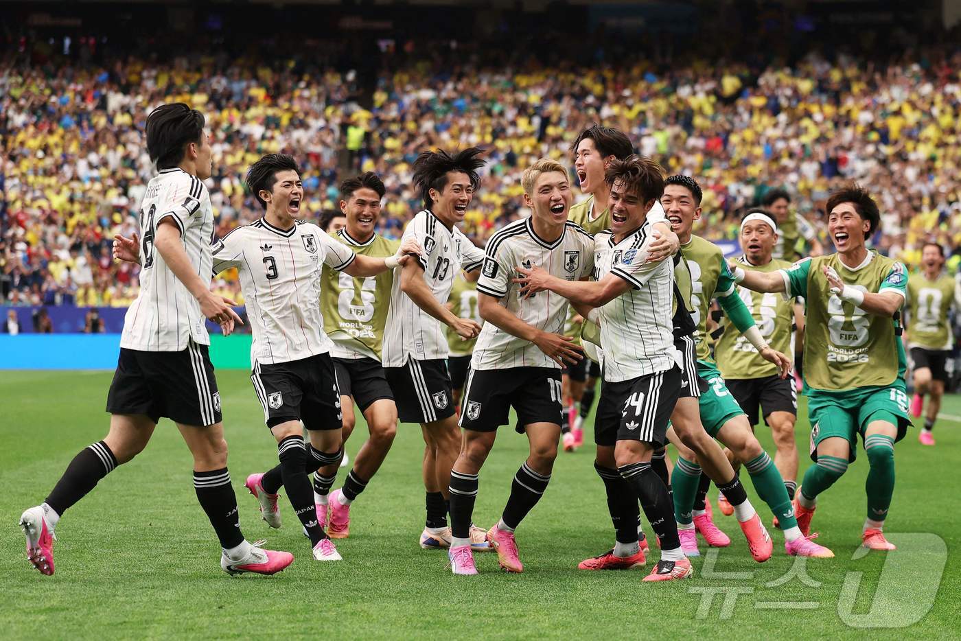 (AFP=뉴스1) = 일본 축구 국가대표팀 사노 가이슈가 29일(현지시간) 미국 휴스턴 스타디움에서 열린 2026 북중미 월드컵 32강 브라질과의 경기에서 선제골을 넣은 뒤 동료들 …