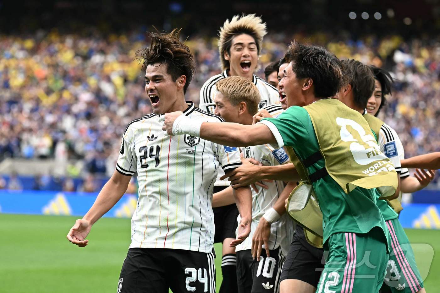 (AFP=뉴스1) = 일본 축구 국가대표팀 사노 가이슈가 29일(현지시간) 미국 휴스턴 스타디움에서 열린 2026 북중미 월드컵 32강 브라질과의 경기에서 선제골을 넣은 뒤 기뻐하 …