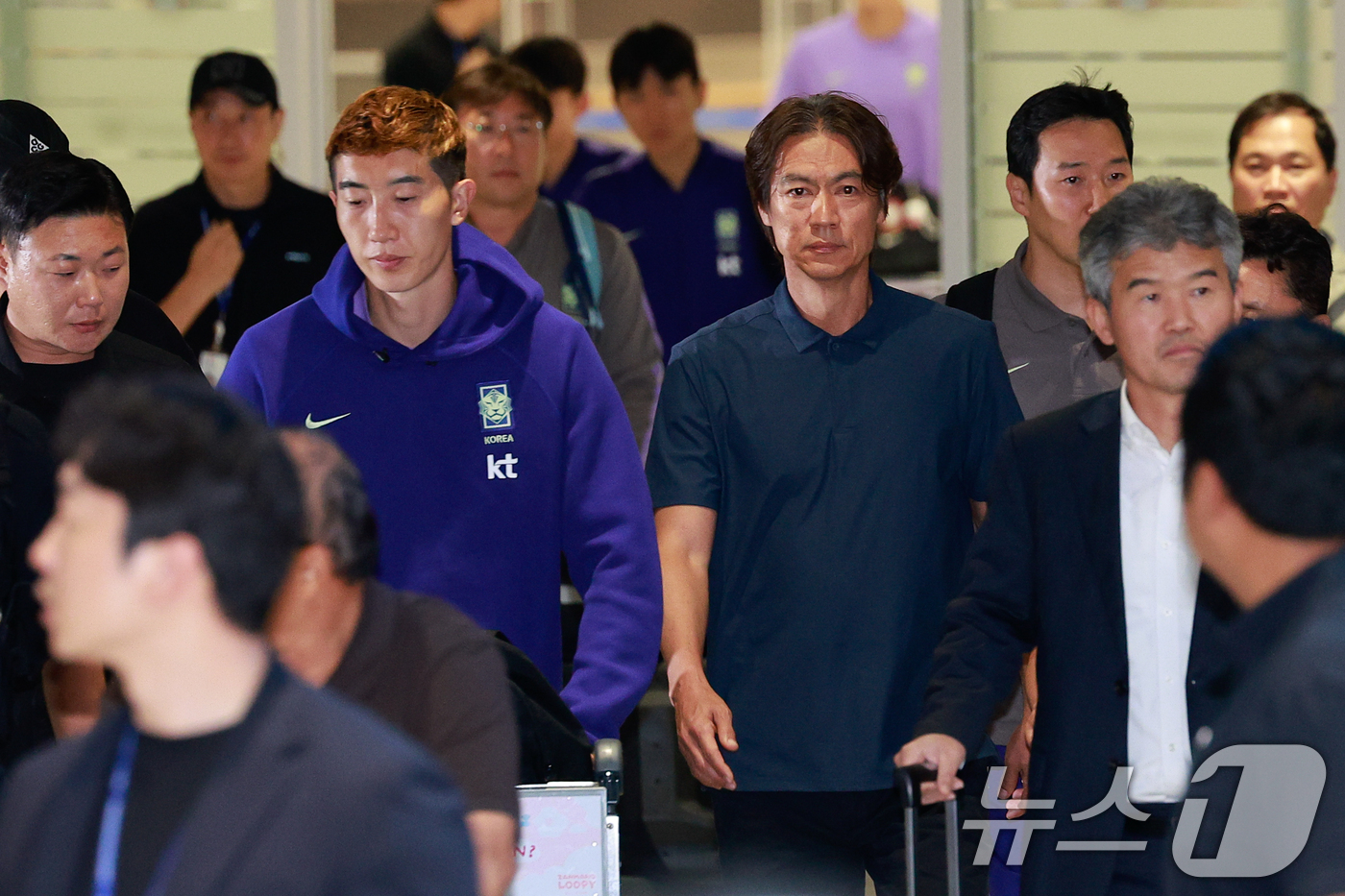 (인천공항=뉴스1) 안은나 기자 = 2026 북중미 월드컵 32강 진출 실패의 책임을 지고 사퇴 의사를 밝힌 홍명보 축구대표팀 감독이 30일 새벽 조현우 등 선수들과 함께 인천국제 …
