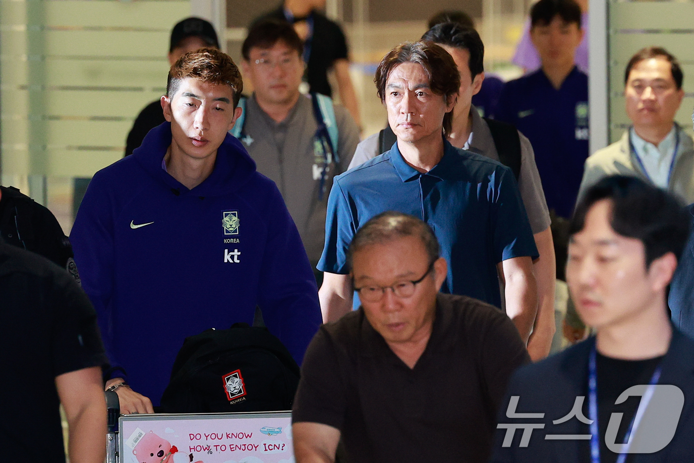 (인천공항=뉴스1) 안은나 기자 = 2026 북중미 월드컵 32강 진출 실패의 책임을 지고 사퇴 의사를 밝힌 홍명보 축구대표팀 감독이 30일 새벽 조현우, 박항서 단장 등과 함께 …