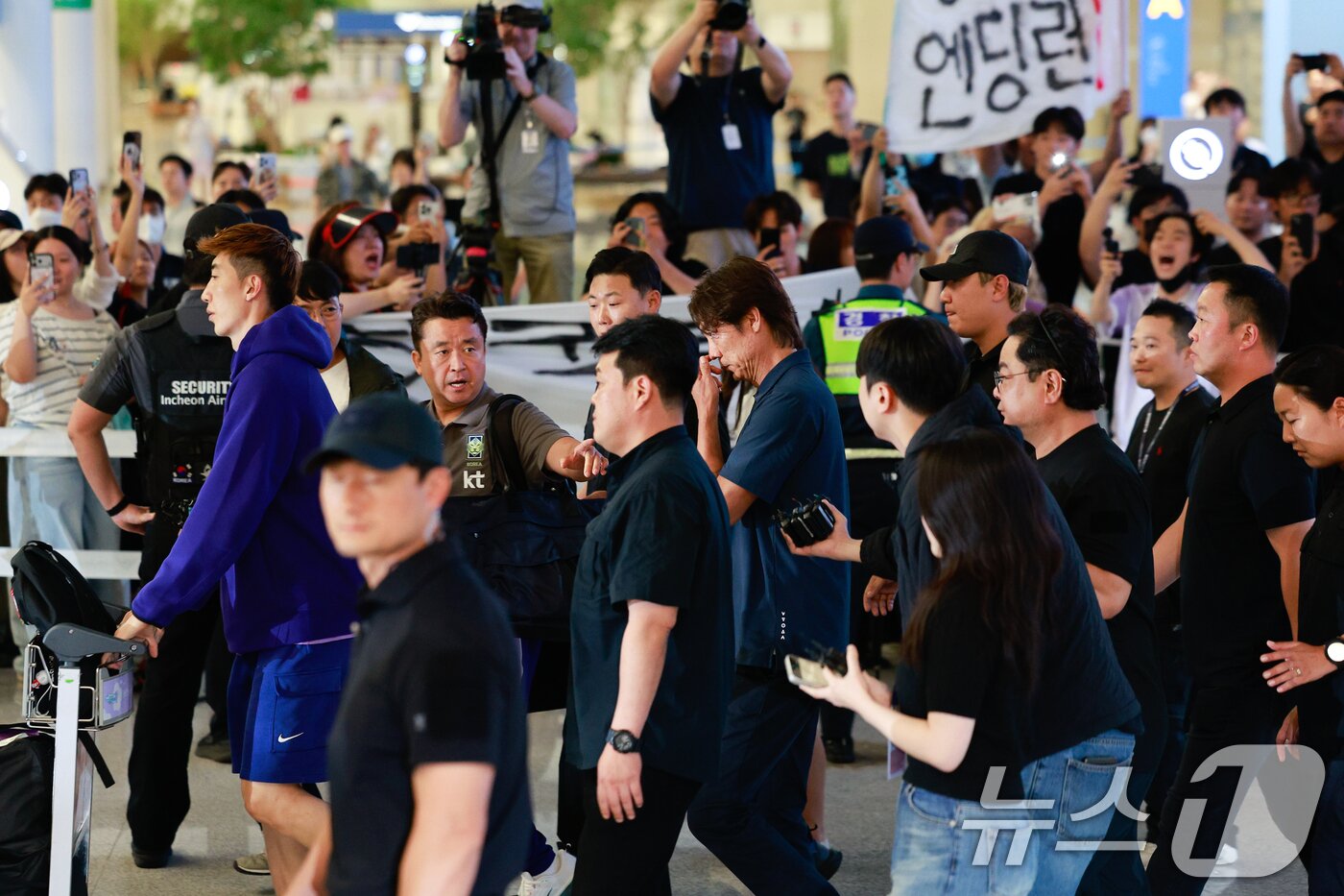 본문 이미지 - 2026 북중미 월드컵 32강 진출 실패의 책임을 지고 사퇴 의사를 밝힌 홍명보 축구대표팀 감독이 30일 새벽 인천국제공항 2터미널을 통해 귀국하고 있다. 2026.6.30 ⓒ 뉴스1 안은나 기자