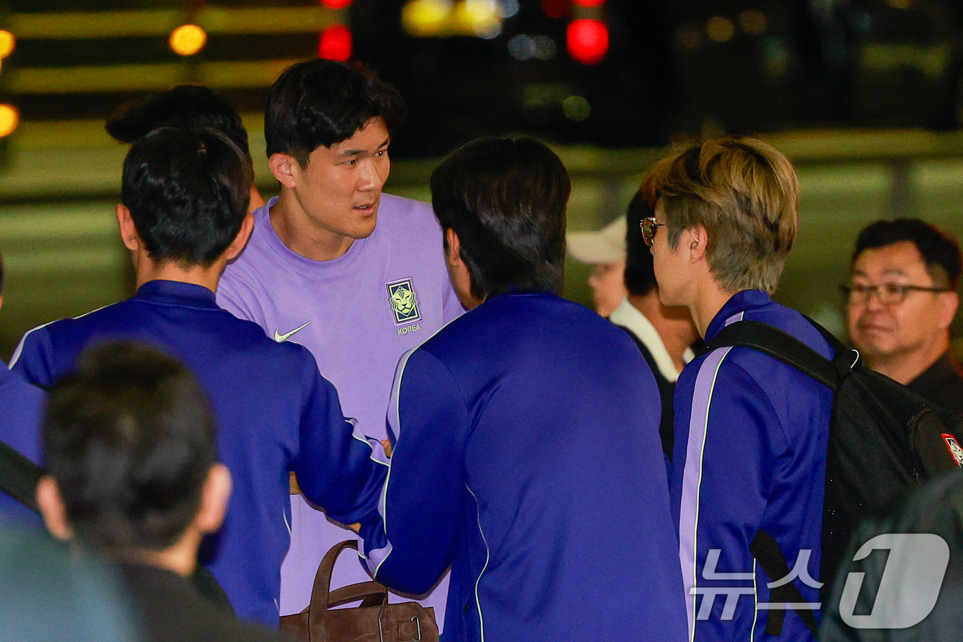 (인천공항=뉴스1) 안은나 기자 = 김민재, 이강인 등 축구대표팀 선수들이 2026 북중미 월드컵 일정을 마치고 30일 새벽 인천국제공항 2터미널을 통해 귀국, 인사를 나누고 있다 …