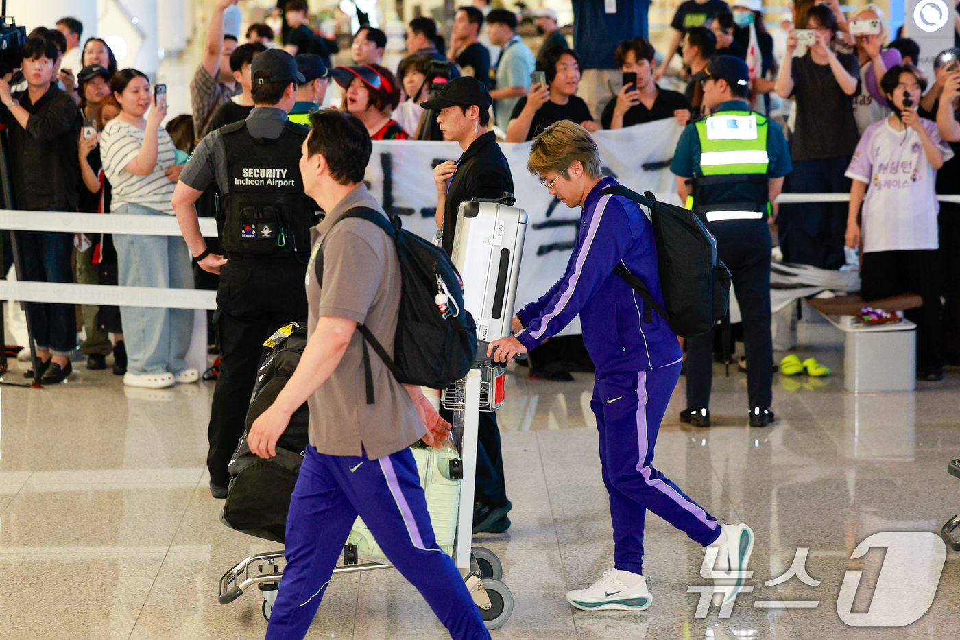 (인천공항=뉴스1) 안은나 기자 = 2026 북중미 월드컵 일정을 마치고 돌아온 축구대표팀 이강인이 30일 새벽 인천국제공항 2터미널을 통해 귀국하고 있다. 2026.6.30/뉴스 …