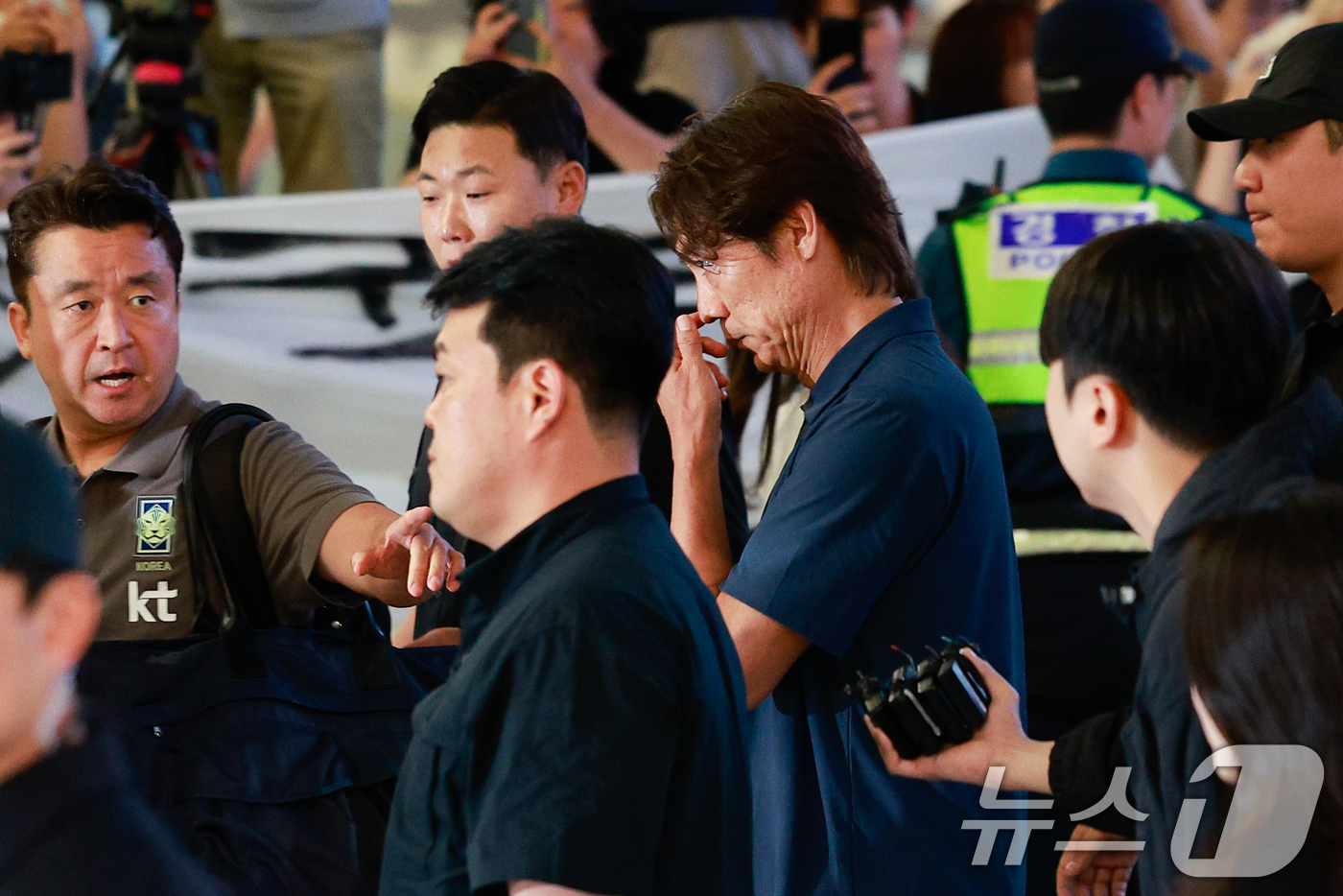 (인천공항=뉴스1) 안은나 기자 = 2026 북중미 월드컵 32강 진출 실패의 책임을 지고 사퇴 의사를 밝힌 홍명보 축구대표팀 감독이 30일 새벽 인천국제공항 2터미널을 통해 귀국 …