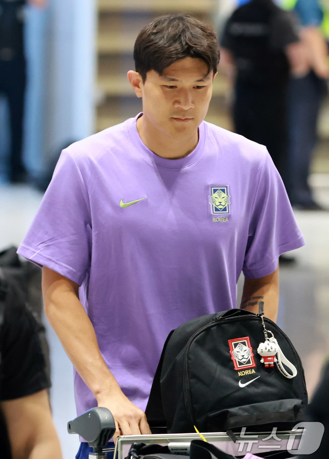 (인천공항=뉴스1) 안은나 기자 = 2026 북중미 월드컵 일정을 마친 축구 국가대표팀 김민재가 30일 새벽 인천국제공항 2터미널을 통해 입국하고 있다. (공동취재) 2026.6. …