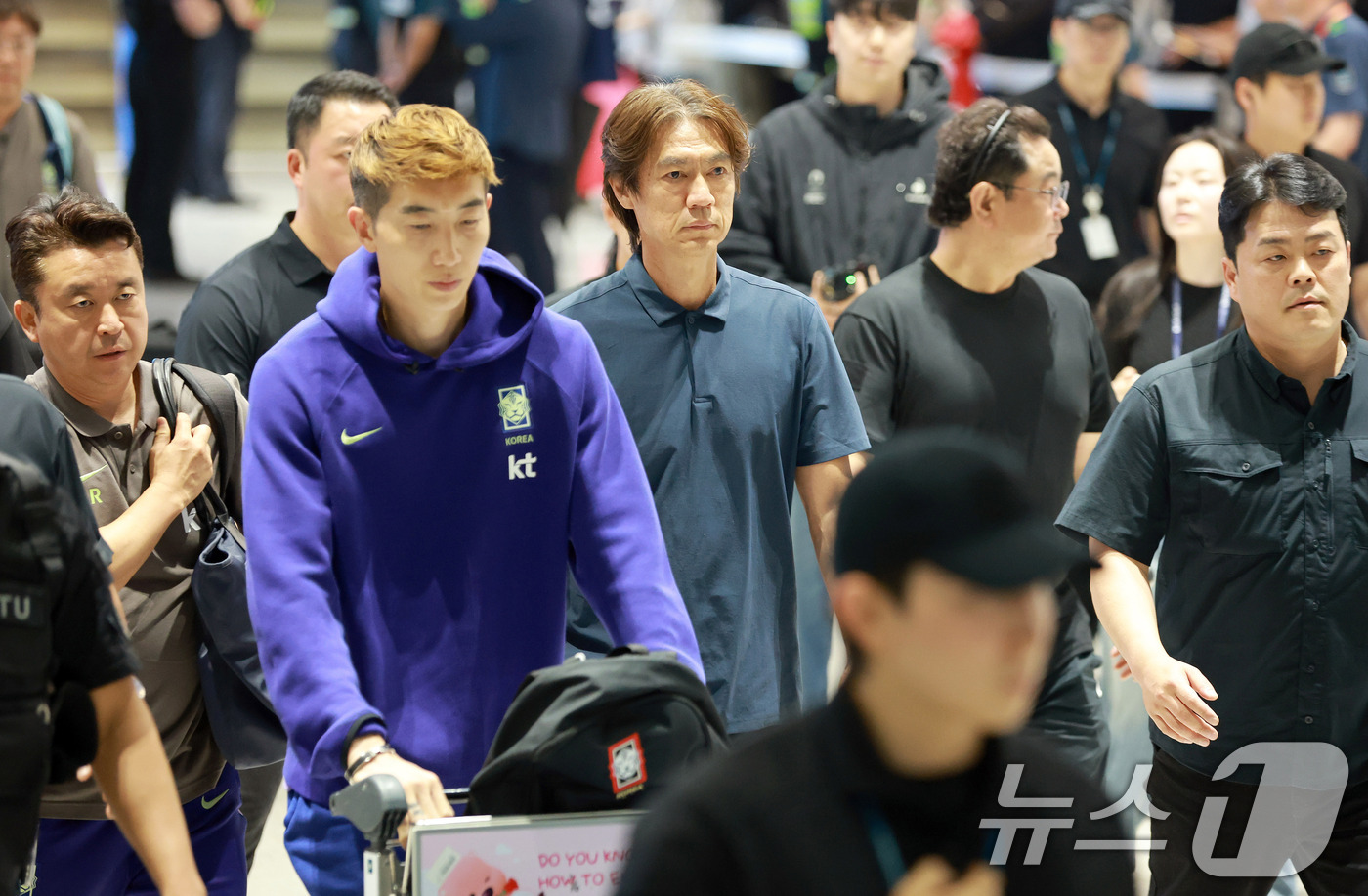 (인천공항=뉴스1) 안은나 기자 = 2026 북중미 월드컵 32강 진출 실패의 책임을 지고 사퇴 의사를 밝힌 홍명보 축구대표팀 감독이 30일 새벽 조현우 등 선수들과 인천국제공항 …