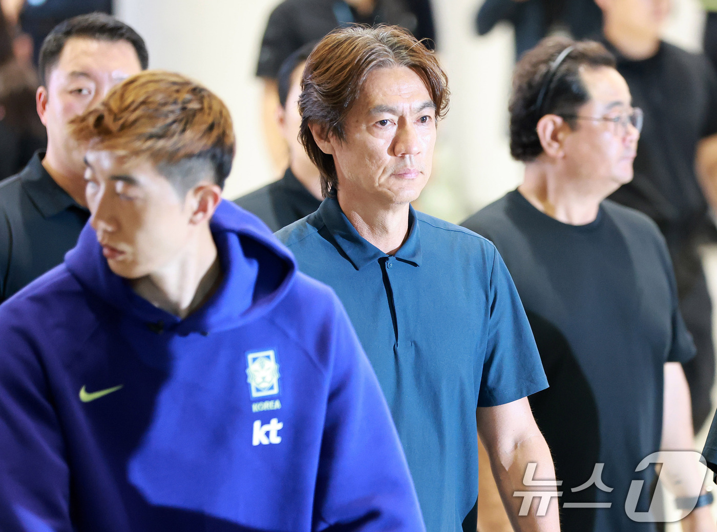 (인천공항=뉴스1) 안은나 기자 = 2026 북중미 월드컵 32강 진출 실패의 책임을 지고 사퇴 의사를 밝힌 홍명보 축구대표팀 감독이 30일 새벽 인천국제공항 2터미널을 통해 입국 …