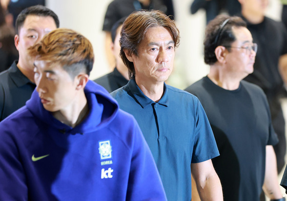 '월드컵 최악 성적에 사퇴' 홍명보 감독 입국