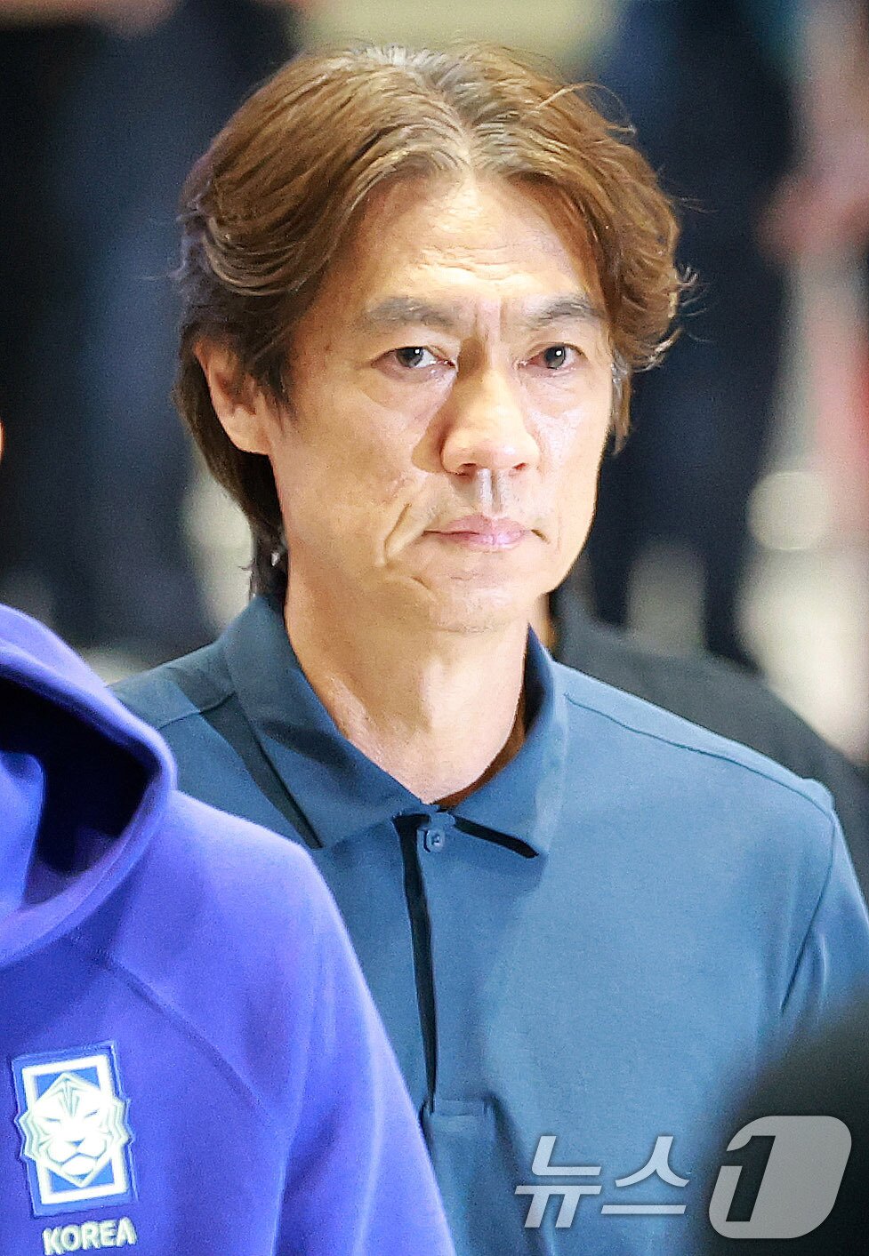 본문 이미지 - 2026 북중미 월드컵 32강 진출 실패의 책임을 지고 사퇴 의사를 밝힌 홍명보 축구대표팀 감독이 30일 새벽 인천국제공항 2터미널을 통해 입국하고 있다. (공동취재) 2026.6.30 ⓒ 뉴스1 안은나 기자
