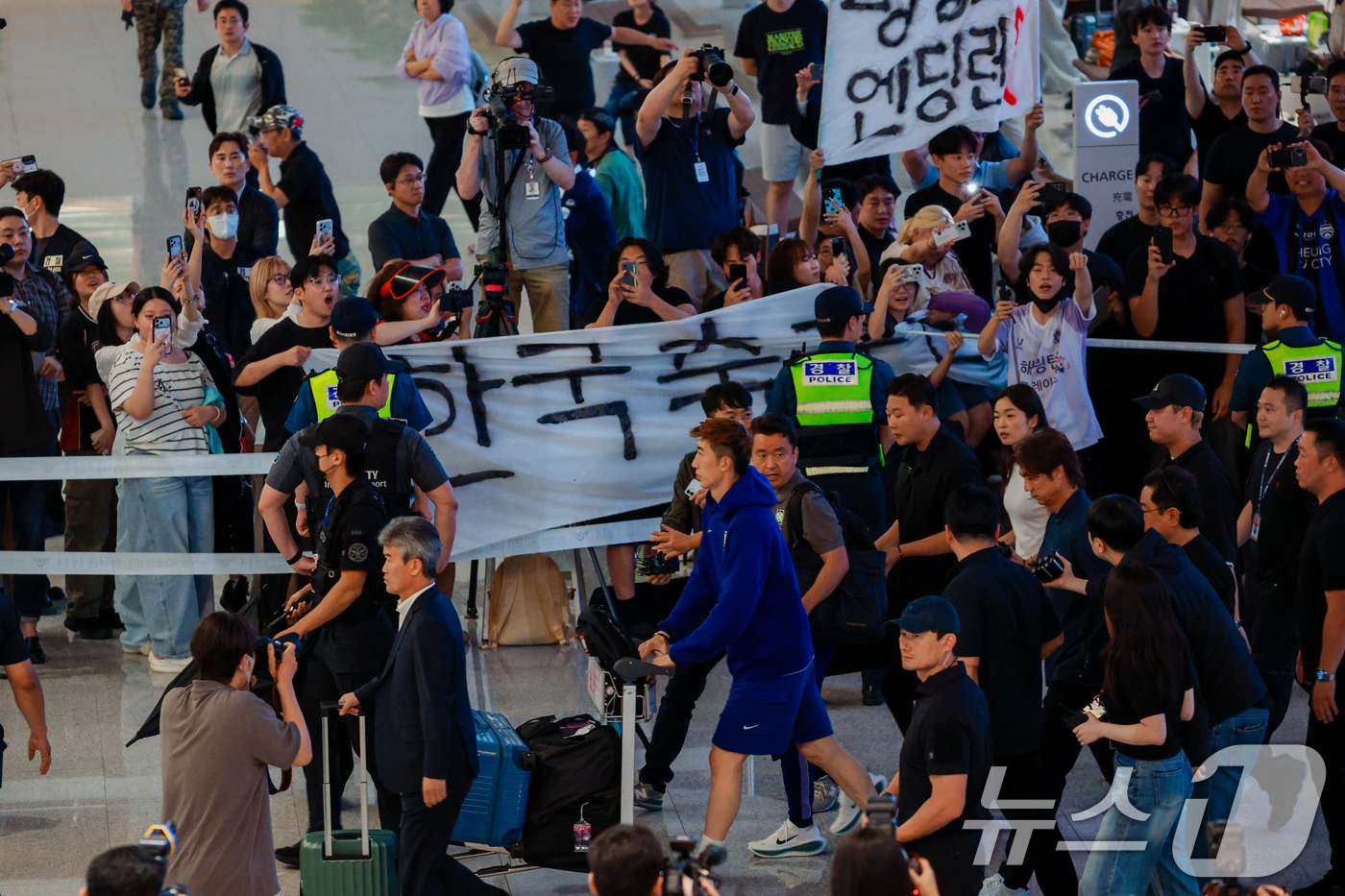 (인천공항=뉴스1) 안은나 기자 = 2026 북중미 월드컵 32강 진출 실패의 책임을 지고 사퇴 의사를 밝힌 홍명보 축구대표팀 감독이 30일 새벽 인천국제공항 2터미널에 도착, 축 …