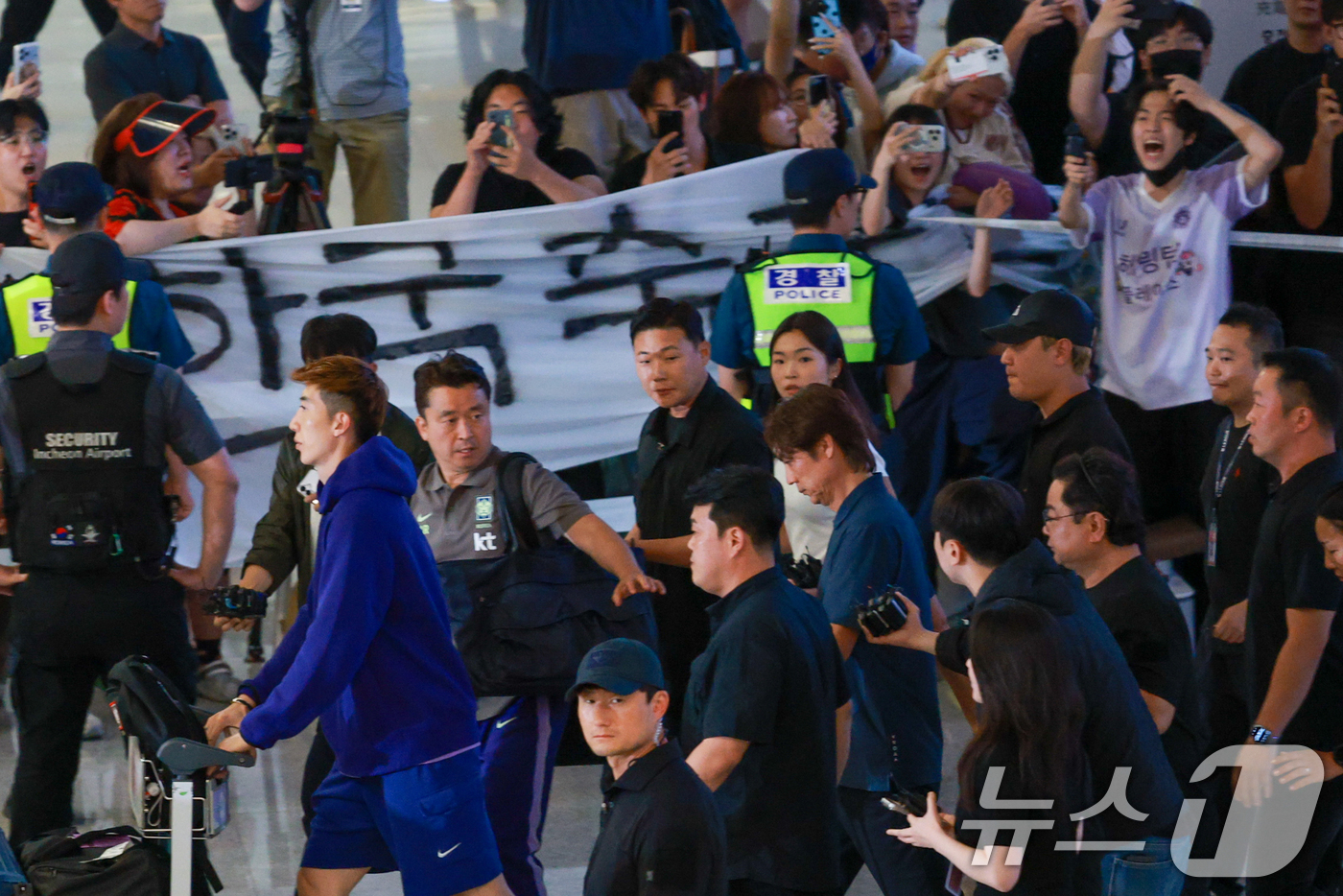 (인천공항=뉴스1) 안은나 기자 = 2026 북중미 월드컵 32강 진출 실패의 책임을 지고 사퇴 의사를 밝힌 홍명보 축구대표팀 감독이 30일 새벽 인천국제공항 2터미널에 도착, 축 …