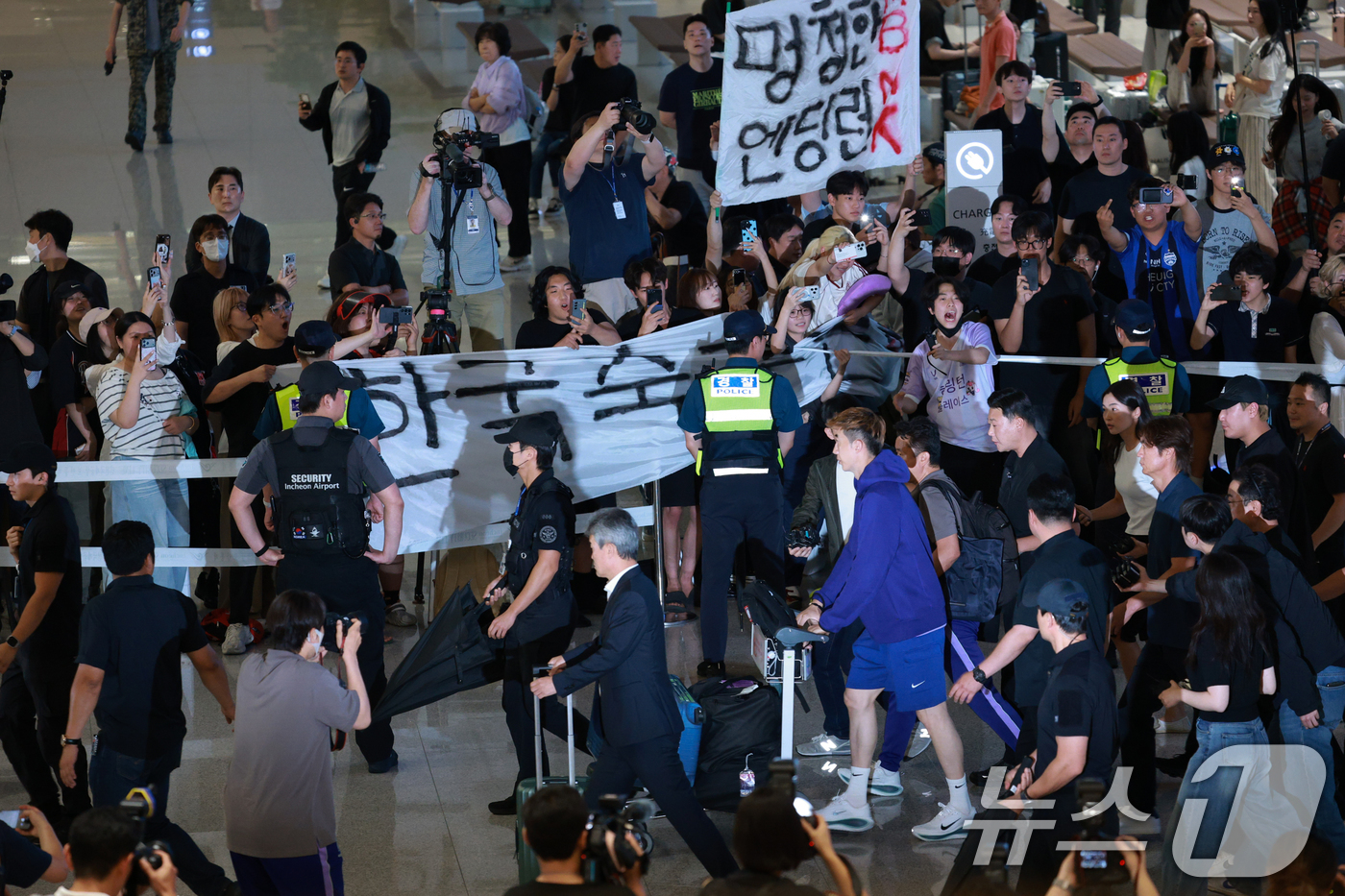 (인천공항=뉴스1) 안은나 기자 = 2026 북중미 월드컵 32강 진출 실패의 책임을 지고 사퇴 의사를 밝힌 홍명보 축구대표팀 감독이 30일 새벽 인천국제공항 2터미널에 도착, 축 …