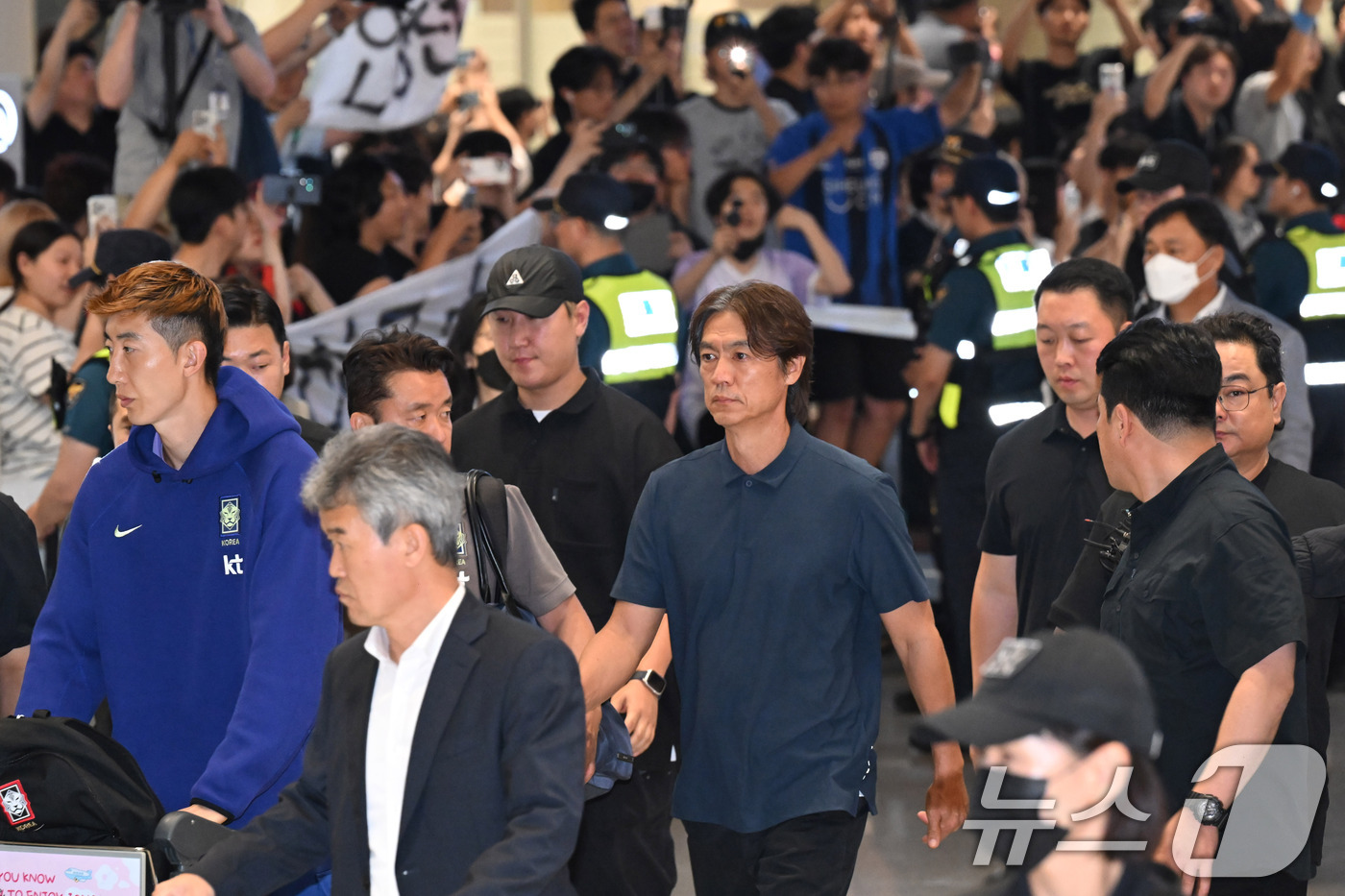 (인천공항=뉴스1) 안은나 기자 = 2026 북중미 월드컵 32강 진출 실패의 책임을 지고 사퇴 의사를 밝힌 홍명보 축구대표팀 감독이 30일 새벽 인천국제공항 2터미널에 도착, 축 …