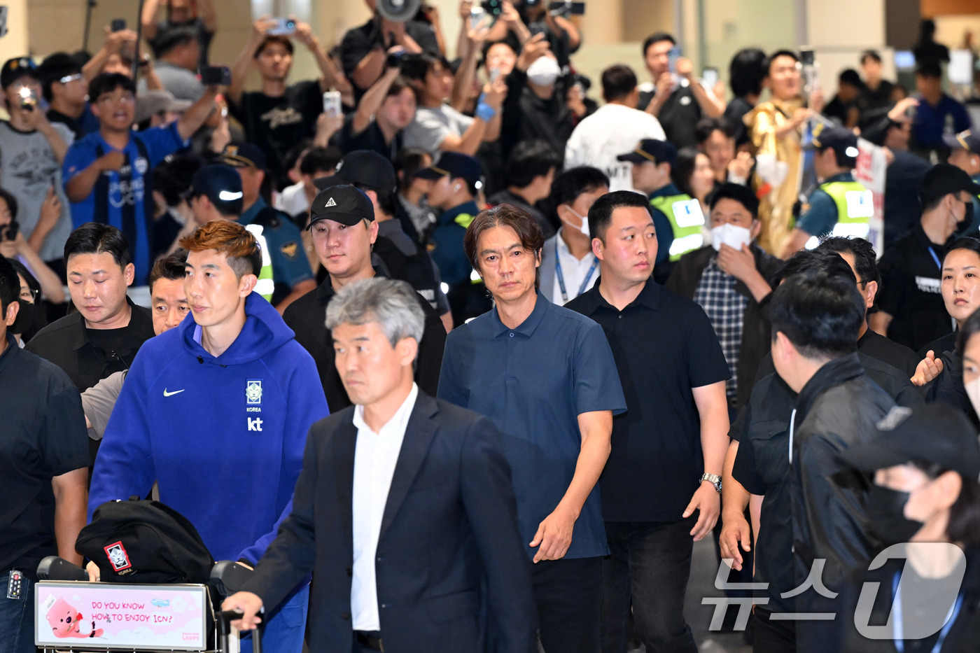 (인천공항=뉴스1) 안은나 기자 = 2026 북중미 월드컵 32강 진출 실패의 책임을 지고 사퇴 의사를 밝힌 홍명보 축구대표팀 감독이 30일 새벽 인천국제공항 2터미널에 도착, 축 …