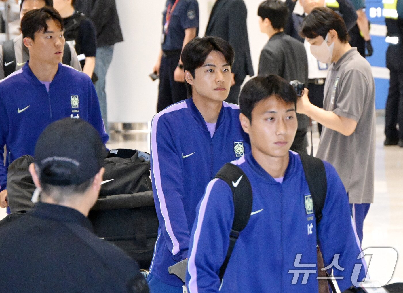 본문 이미지 - 2026 북중미 월드컵 일정을 마친 백승호, 설영우 등 축구대표팀 선수들이 30일 새벽 인천국제공항 2터미널을 통해 입국하고 있다. (공동취재) 2026.6.30 ⓒ 뉴스1 안은나 기자