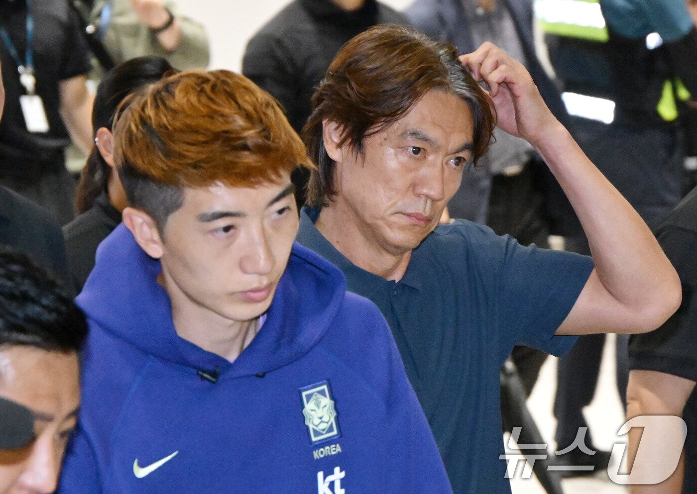 본문 이미지 - 2026 북중미 월드컵 32강 진출 실패의 책임을 지고 사퇴 의사를 밝힌 홍명보 축구대표팀 감독이 30일 새벽 조현우 등 선수들과 인천국제공항 2터미널에 도착, 축구팬들 야유를 받으며 이동하고 있다. (공동취재) 2026.6.30 ⓒ 뉴스1 안은나 기자