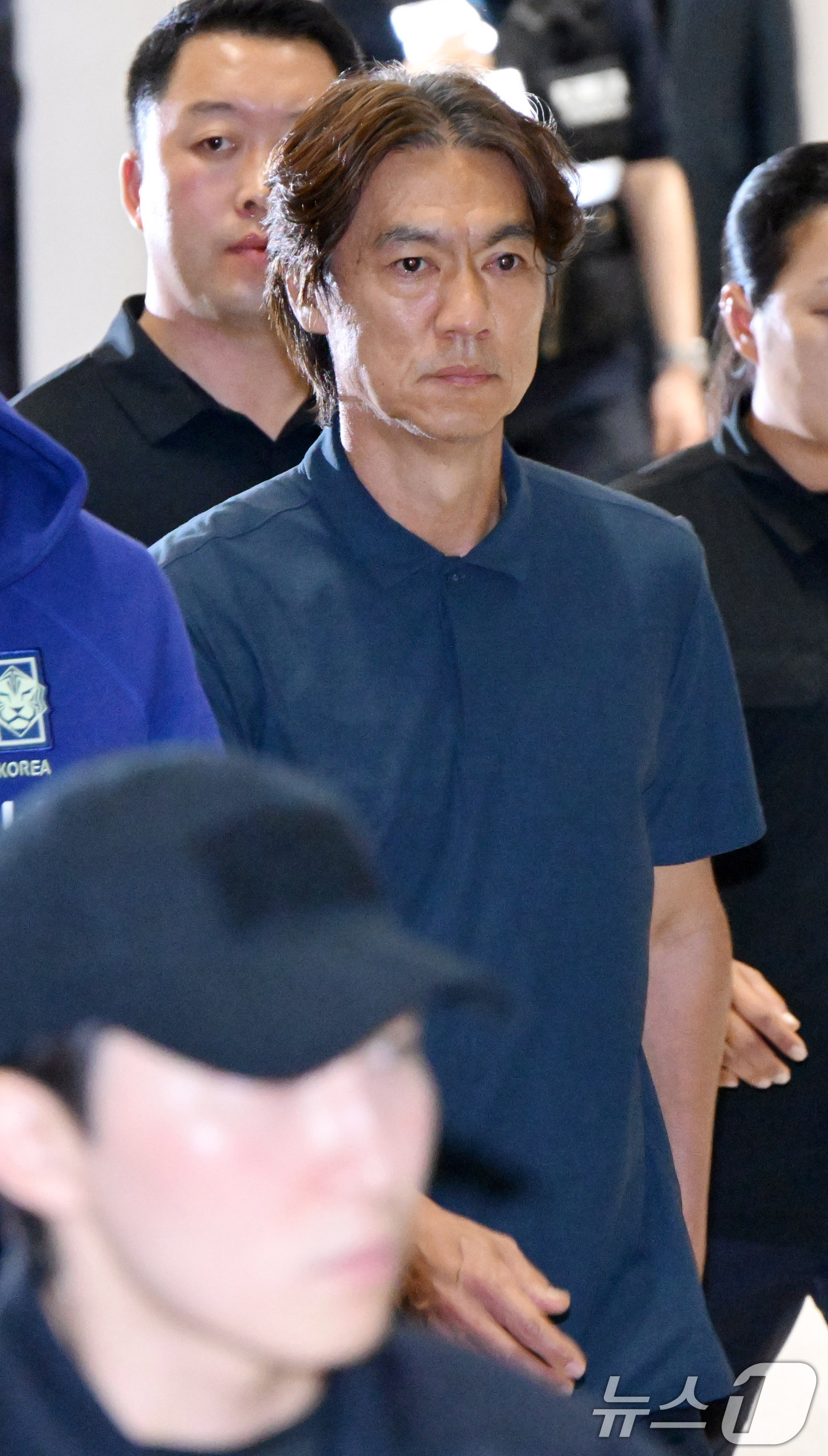 (인천공항=뉴스1) 안은나 기자 = 2026 북중미 월드컵 32강 진출 실패의 책임을 지고 사퇴 의사를 밝힌 홍명보 축구대표팀 감독이 30일 새벽 조현우 등 선수들과 인천국제공항 …