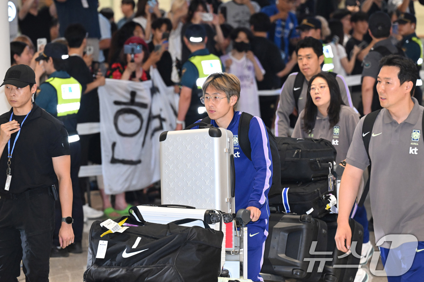 (인천공항=뉴스1) 안은나 기자 = 2026 북중미 월드컵 일정을 마친 이강인이 30일 새벽 인천국제공항 2터미널을 통해 입국하고 있다. (공동취재) 2026.6.30/뉴스1