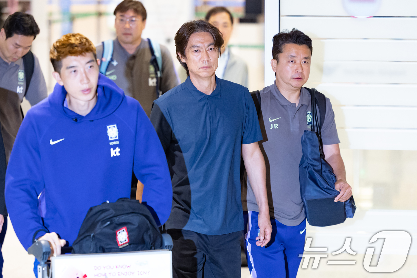 (인천공항=뉴스1) 안은나 기자 = 2026 북중미 월드컵 32강 진출 실패의 책임을 지고 사퇴 의사를 밝힌 홍명보 축구대표팀 감독이 30일 새벽 조현우 등 선수들과 인천국제공항 …