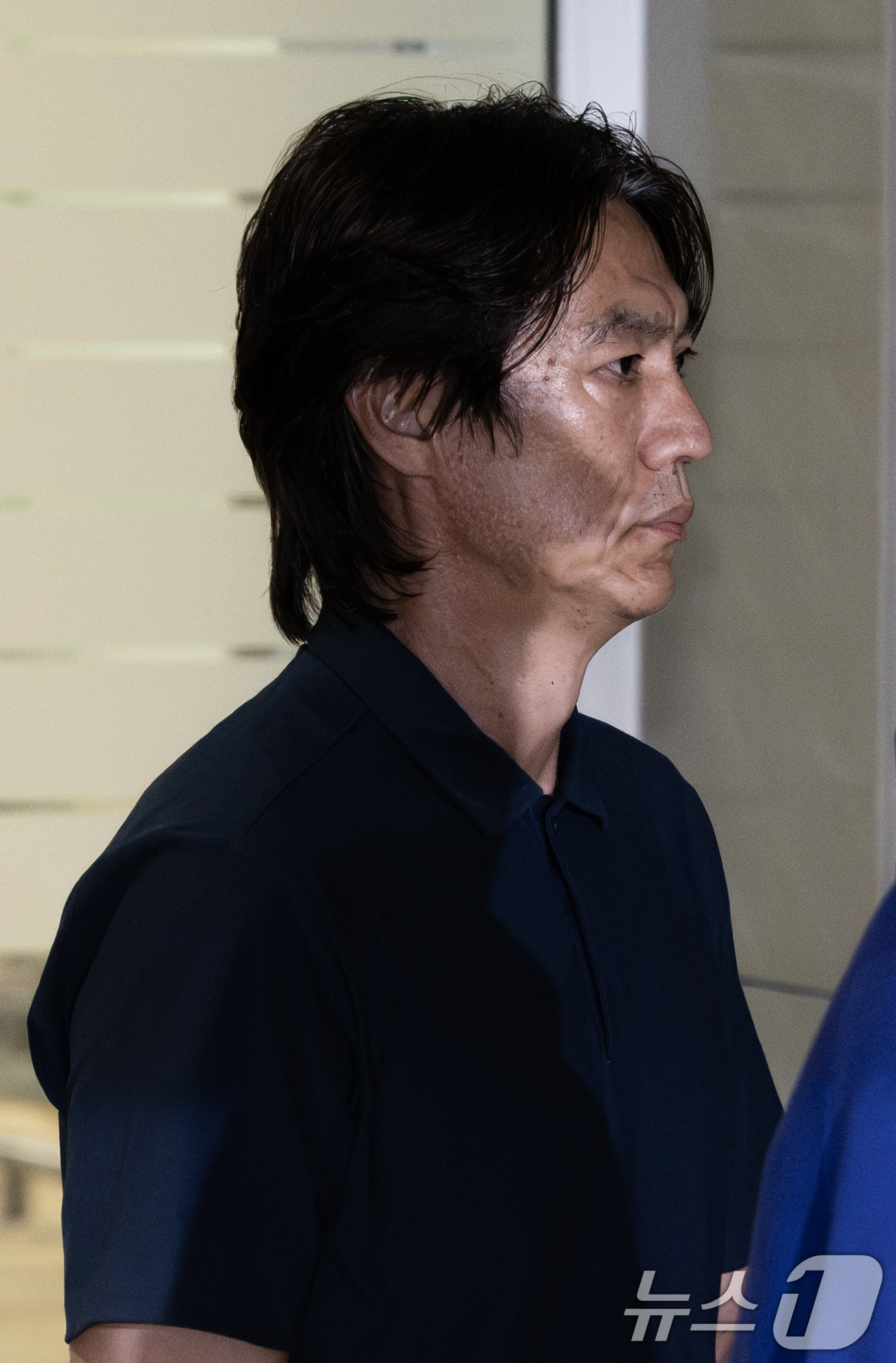 (인천공항=뉴스1) 안은나 기자 = 2026 북중미 월드컵 32강 진출 실패의 책임을 지고 사퇴 의사를 밝힌 홍명보 축구대표팀 감독이 30일 새벽 조현우 등 선수들과 인천국제공항 …