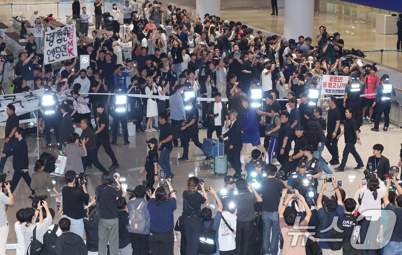 (인천공항=뉴스1) 안은나 기자 = 2026 북중미 월드컵 32강 진출 실패의 책임을 지고 사퇴 의사를 밝힌 홍명보 축구대표팀 감독이 30일 새벽 인천국제공항 2터미널에 도착, 축 …
