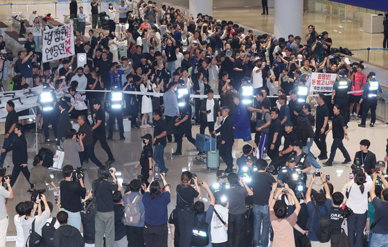 축구팬과 취재진으로 북적이는 공항, 홍명보호 입국
