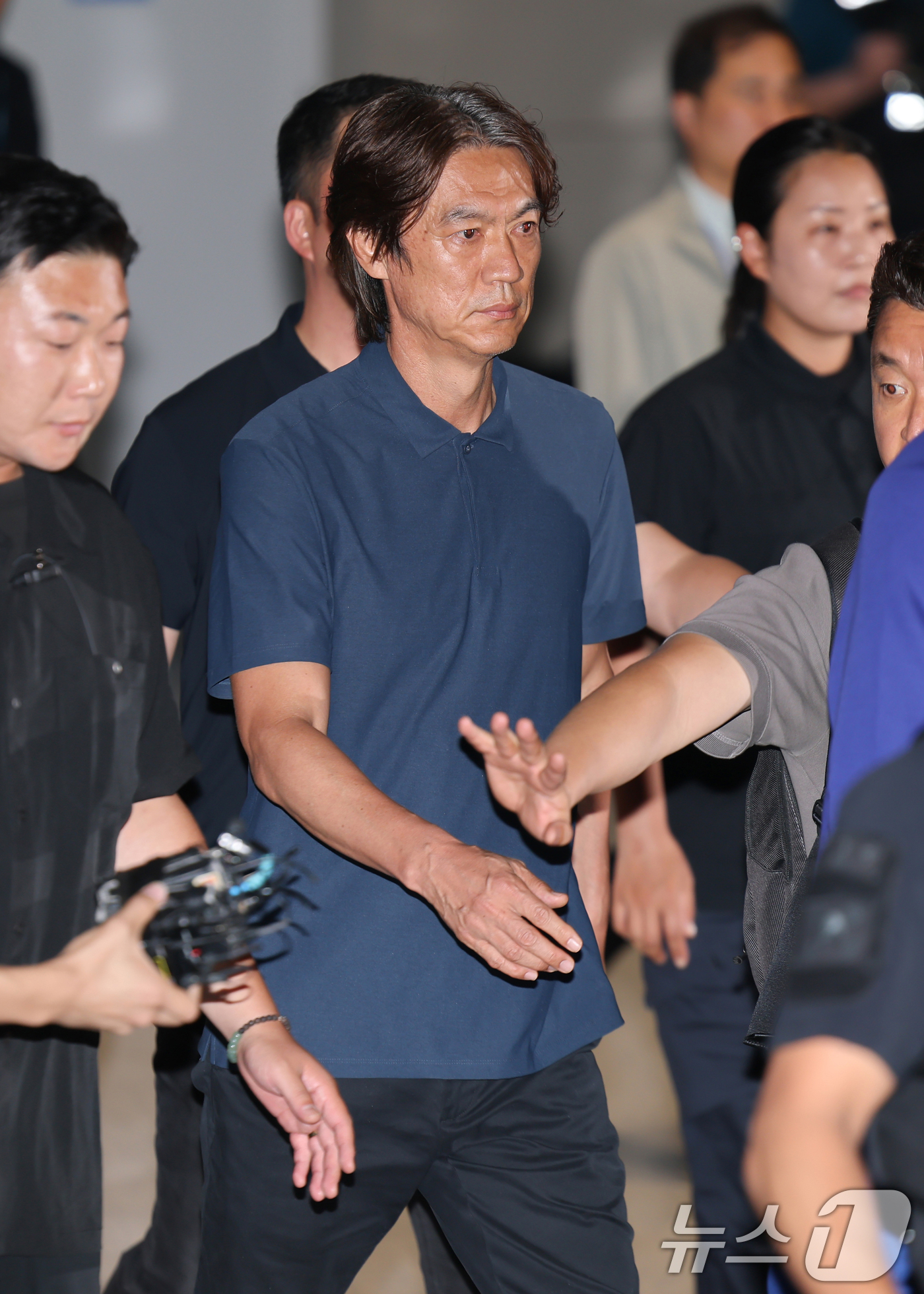 (인천공항=뉴스1) 안은나 기자 = 2026 북중미 월드컵 32강 진출 실패의 책임을 지고 사퇴 의사를 밝힌 홍명보 축구대표팀 감독이 30일 새벽 인천국제공항 2터미널을 통해 입국 …