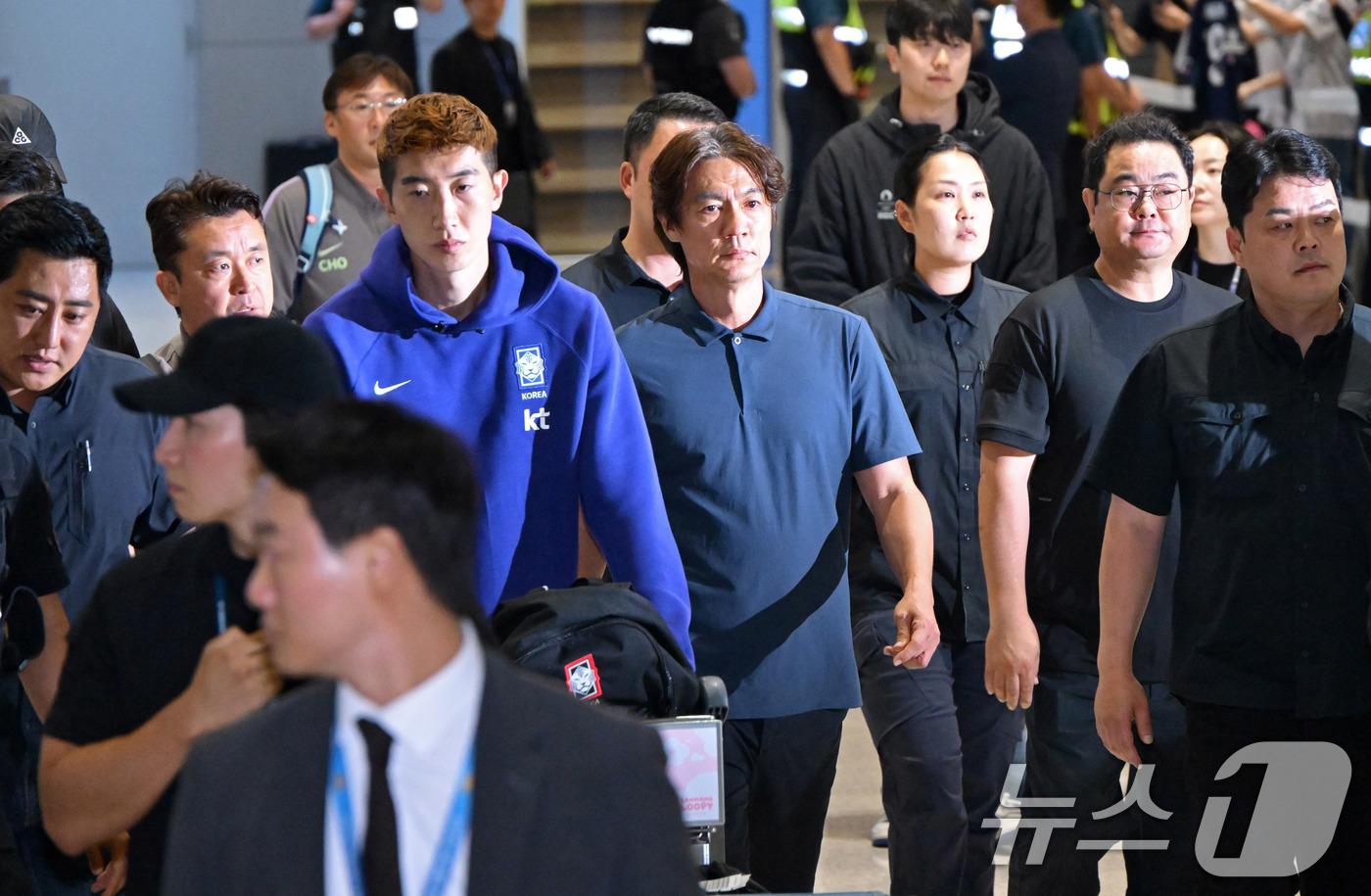 (인천공항=뉴스1) 안은나 기자 = 2026 북중미 월드컵 32강 진출 실패의 책임을 지고 사퇴 의사를 밝힌 홍명보 축구대표팀 감독이 30일 새벽 조현우 등 선수들과 인천국제공항 …