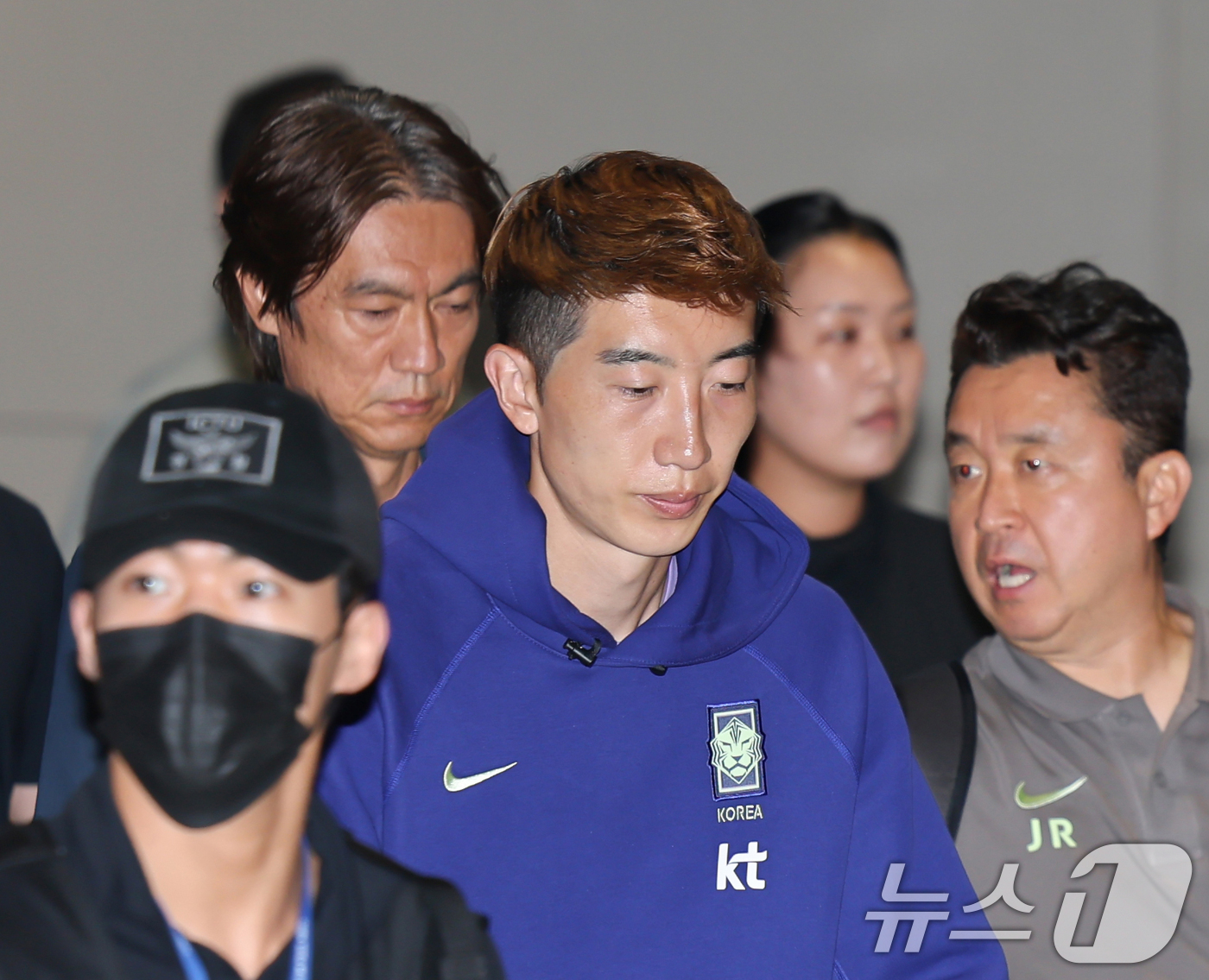 (인천공항=뉴스1) 안은나 기자 = 2026 북중미 월드컵 32강 진출 실패의 책임을 지고 사퇴 의사를 밝힌 홍명보 축구대표팀 감독이 30일 새벽 조현우 등 선수들과 인천국제공항 …