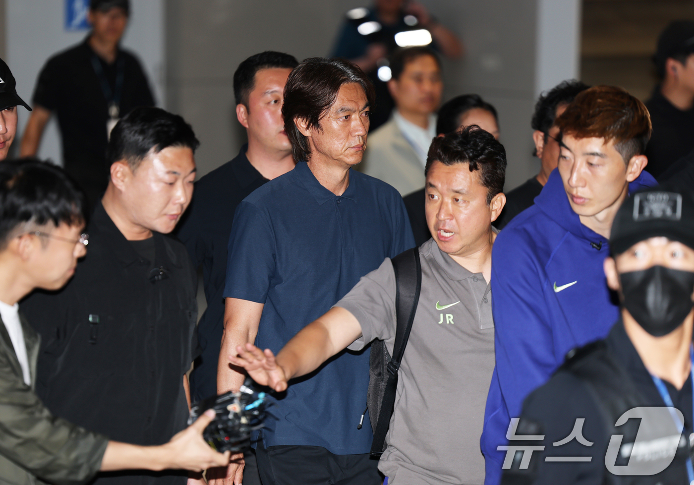 (인천공항=뉴스1) 안은나 기자 = 2026 북중미 월드컵 32강 진출 실패의 책임을 지고 사퇴 의사를 밝힌 홍명보 축구대표팀 감독이 30일 새벽 인천국제공항 2터미널을 통해 입국 …