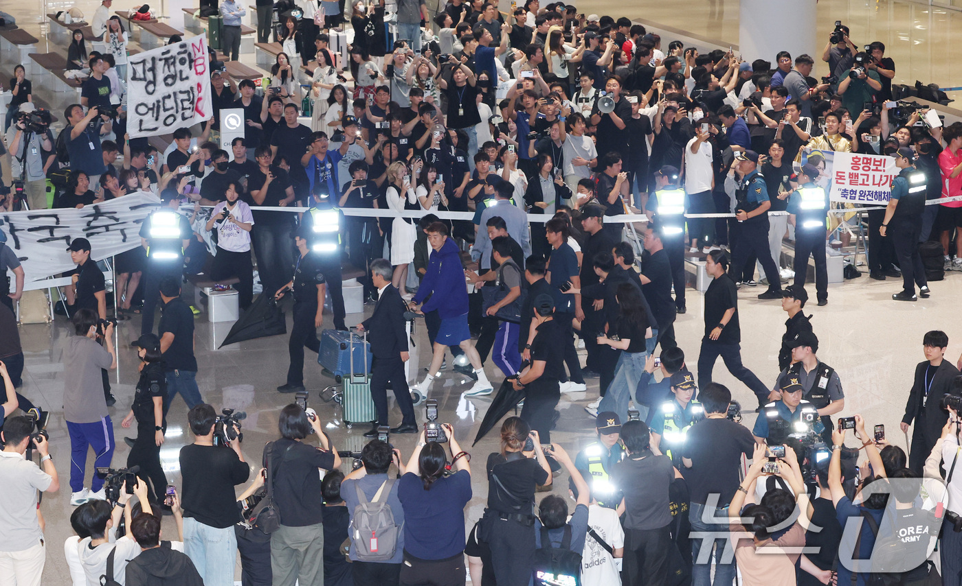 (인천공항=뉴스1) 안은나 기자 = 2026 북중미 월드컵 32강 진출 실패의 책임을 지고 사퇴 의사를 밝힌 홍명보 축구대표팀 감독이 30일 새벽 인천국제공항 2터미널에 도착, 축 …
