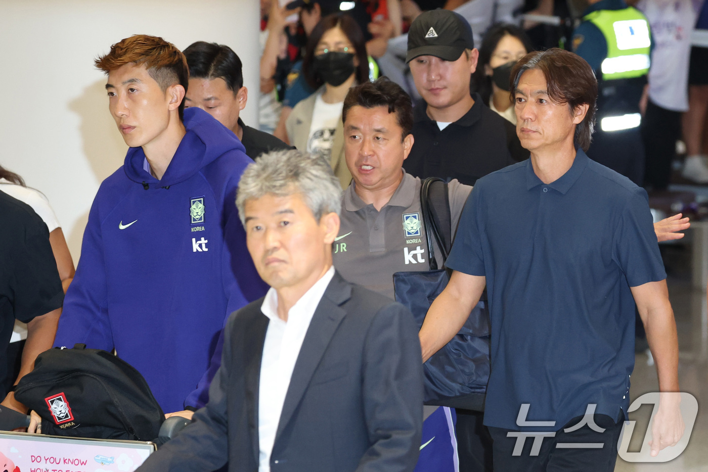 (인천공항=뉴스1) 안은나 기자 = 2026 북중미 월드컵 32강 진출 실패의 책임을 지고 사퇴 의사를 밝힌 홍명보 축구대표팀 감독이 30일 새벽 조현우 등 선수들과 인천국제공항 …