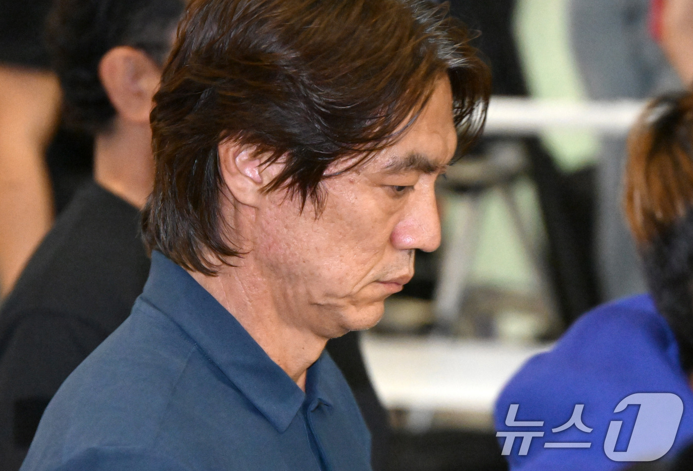 (인천공항=뉴스1) 안은나 기자 = 2026 북중미 월드컵 32강 진출 실패의 책임을 지고 사퇴 의사를 밝힌 홍명보 축구대표팀 감독이 30일 새벽 조현우 등 선수들과 인천국제공항 …