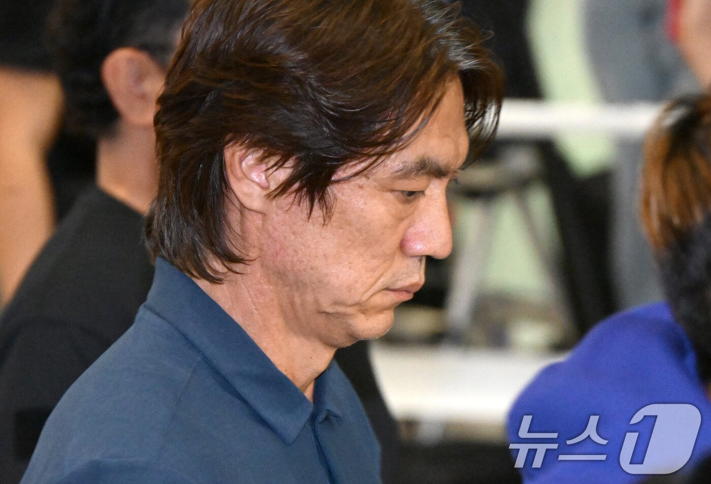 본문 이미지 - 2026 북중미 월드컵 32강 진출 실패의 책임을 지고 사퇴 의사를 밝힌 홍명보 축구대표팀 감독이 30일 새벽 조현우 등 선수들과 인천국제공항 2터미널에 도착, 팬들 야유 속 이동하고 있다. (공동취재) 2026.6.30 ⓒ 뉴스1 안은나 기자