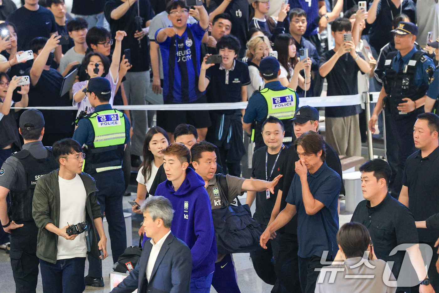 (인천공항=뉴스1) 안은나 기자 = 2026 북중미 월드컵 32강 진출 실패의 책임을 지고 사퇴 의사를 밝힌 홍명보 축구대표팀 감독이 30일 새벽 인천국제공항 2터미널을 통해 입국 …