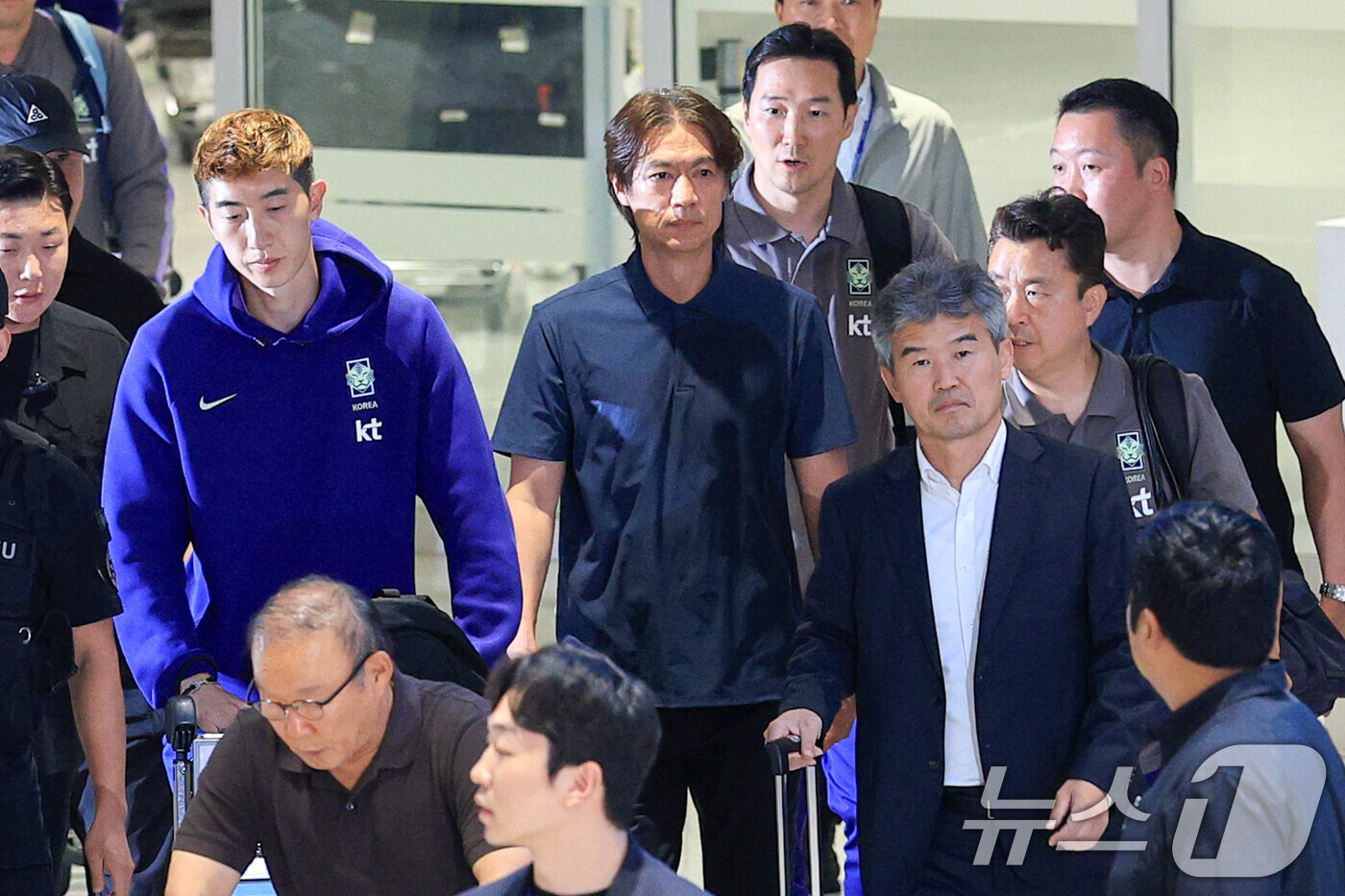(인천공항=뉴스1) 안은나 기자 = 2026 북중미 월드컵 32강 진출 실패의 책임을 지고 사퇴 의사를 밝힌 홍명보 축구대표팀 감독이 30일 새벽 조현우 등 선수들과 인천국제공항 …