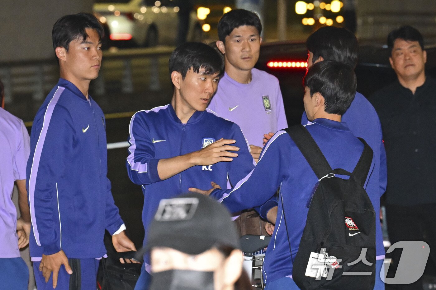본문 이미지 - 2026 북중미 월드컵 32강 진출에 실패한 축구 국가대표팀 선수들이 30일 인천국제공항 2터미널을 통해 입국한 후 인사를 나누고 있다. 왼쪽부터 오현규, 황인범, 김민재. (공동취재) 2026.6.30 ⓒ 뉴스1 안은나 기자
